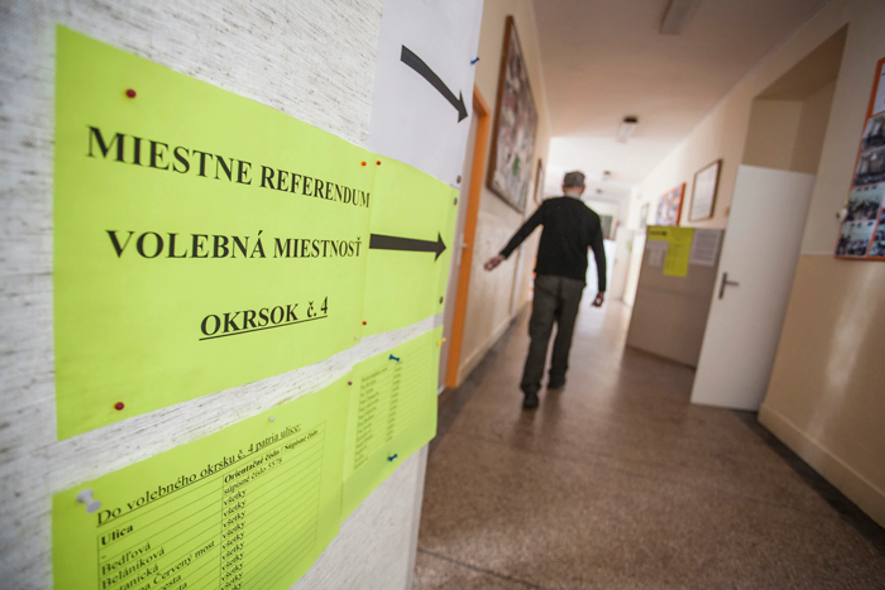 Referendum v Karlovej Vsi o rezidenčnom parkovaní a zakáze hazardu, ktoré sa je súbežne s parlamentnými voľbami.
