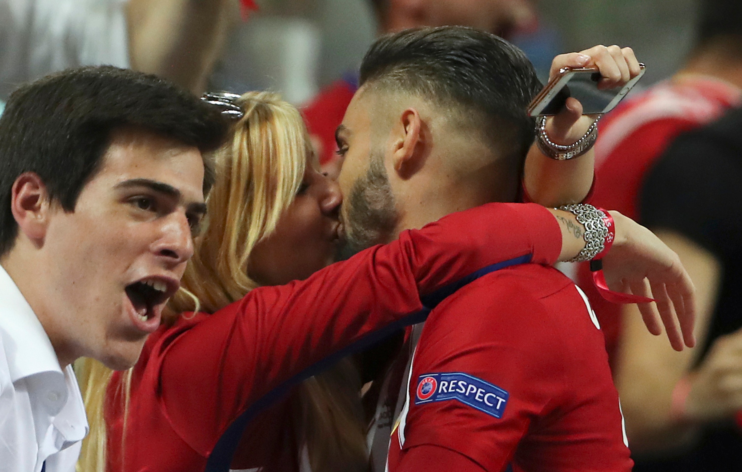 Yannick Carrasco dostáva bozk po strelení vyrovnávajúceho gólu na 1:1 počas  finálového zápasu futbalovej Ligy majstrov.