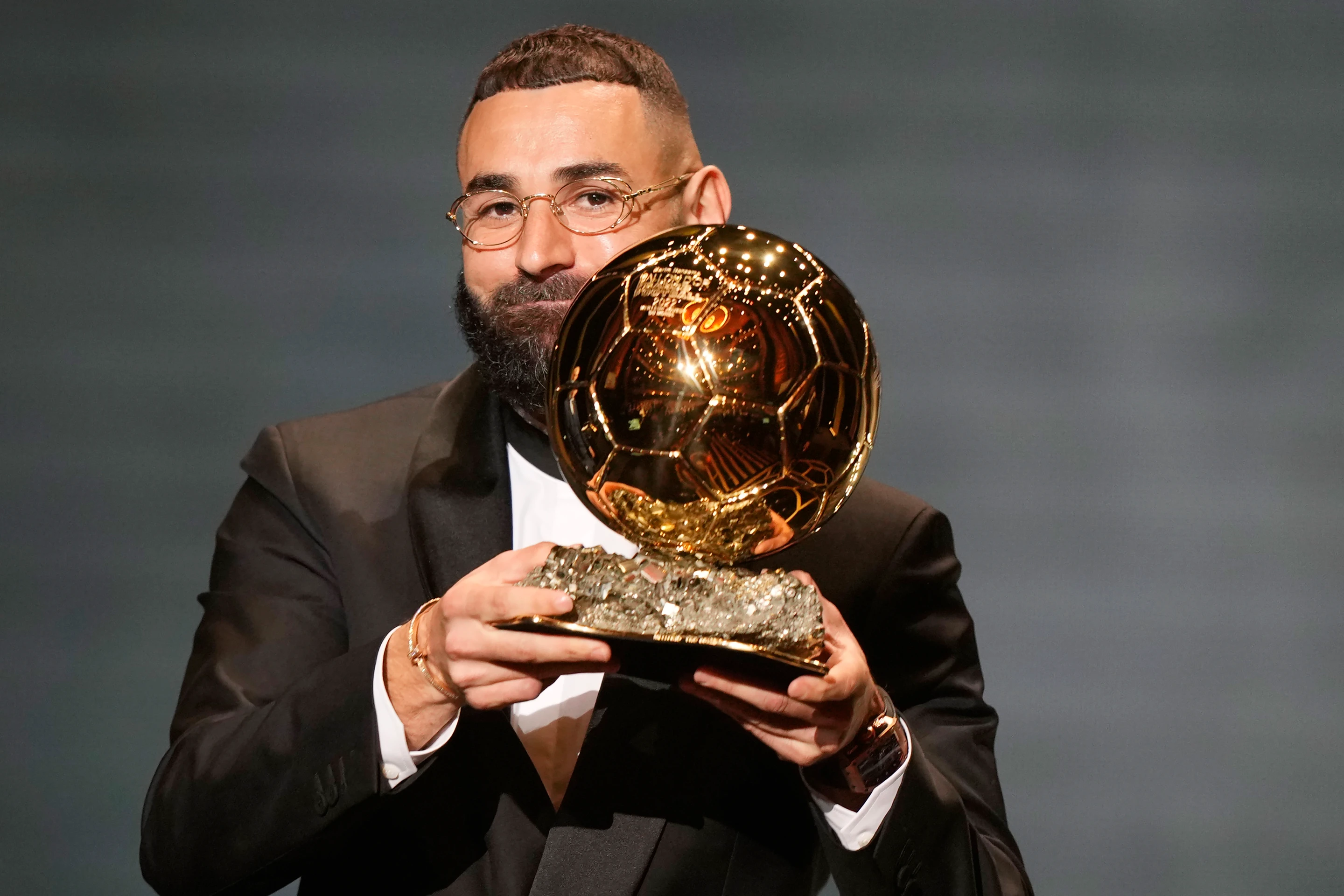 Francúzsky futbalista a hráč tímu Real Madrid Karim Benzema sa stal víťazom Zlatej lopty 2022.
