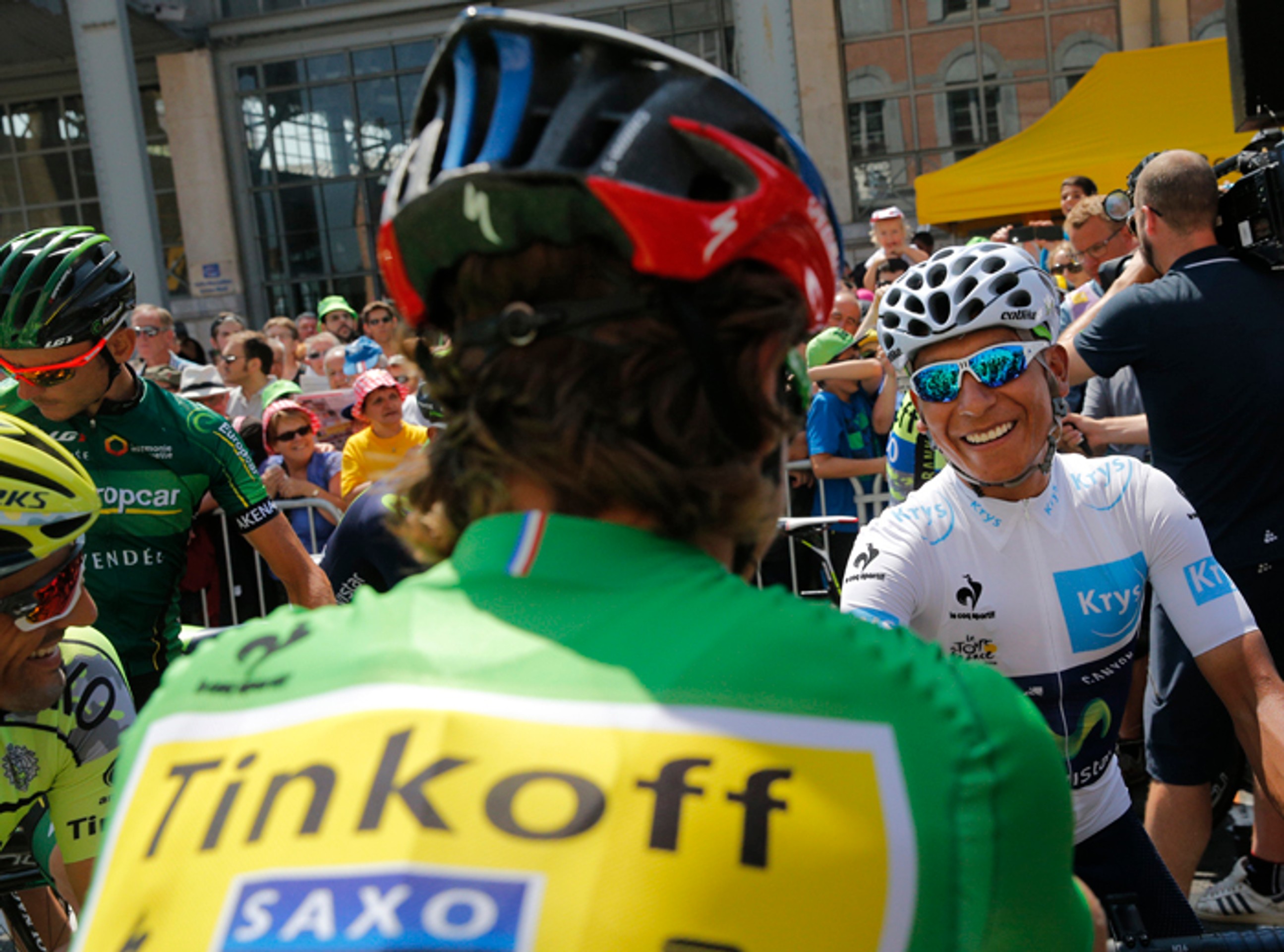 Nairo Quintana sa rozpráva s Petrom Saganom pred štartom 10. etapy na TdF.