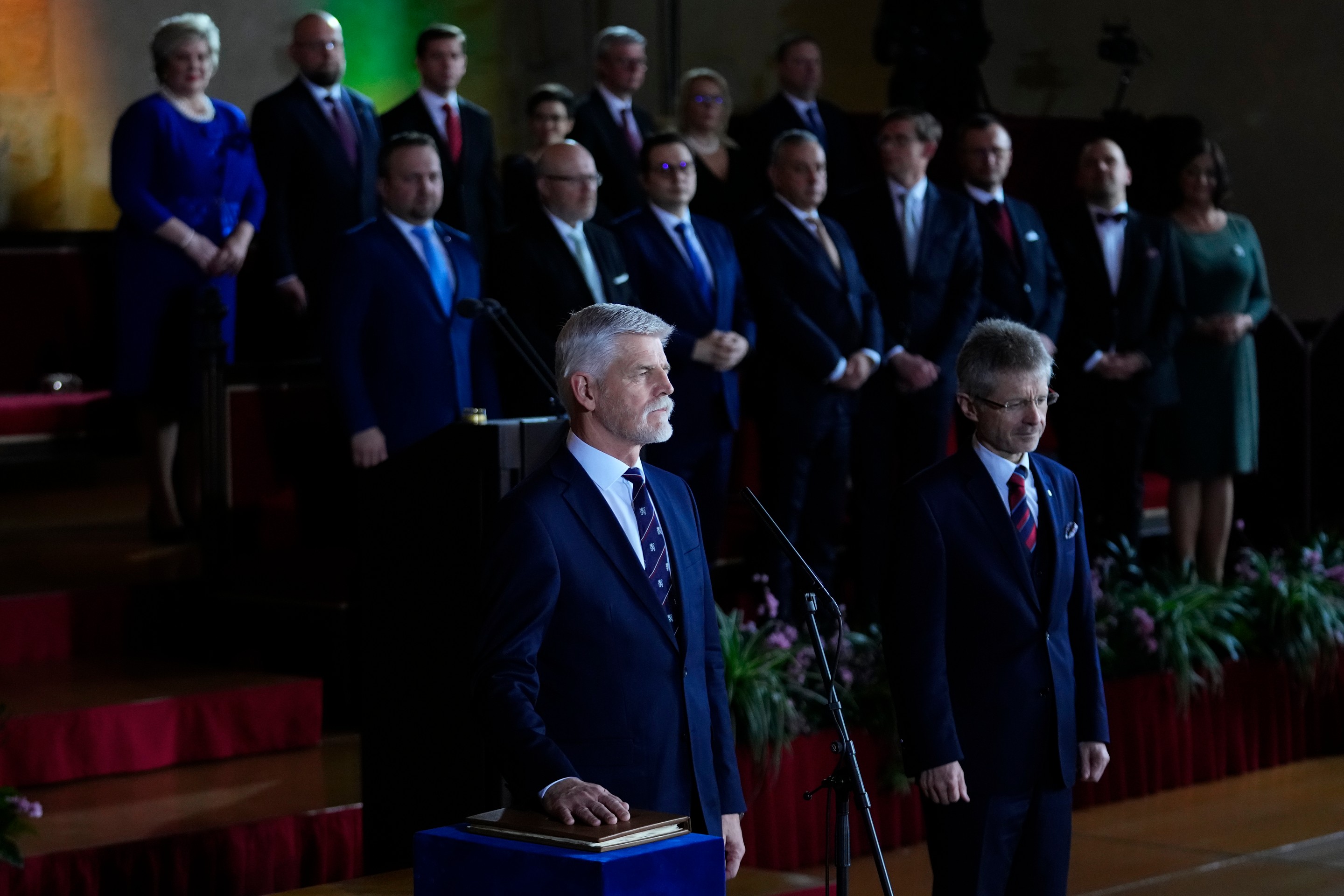 Český novozvolený prezident Petr Pavel (uprostred vľavo) skladá prísahu počas jeho inaugurácie na Pražskom hrade.