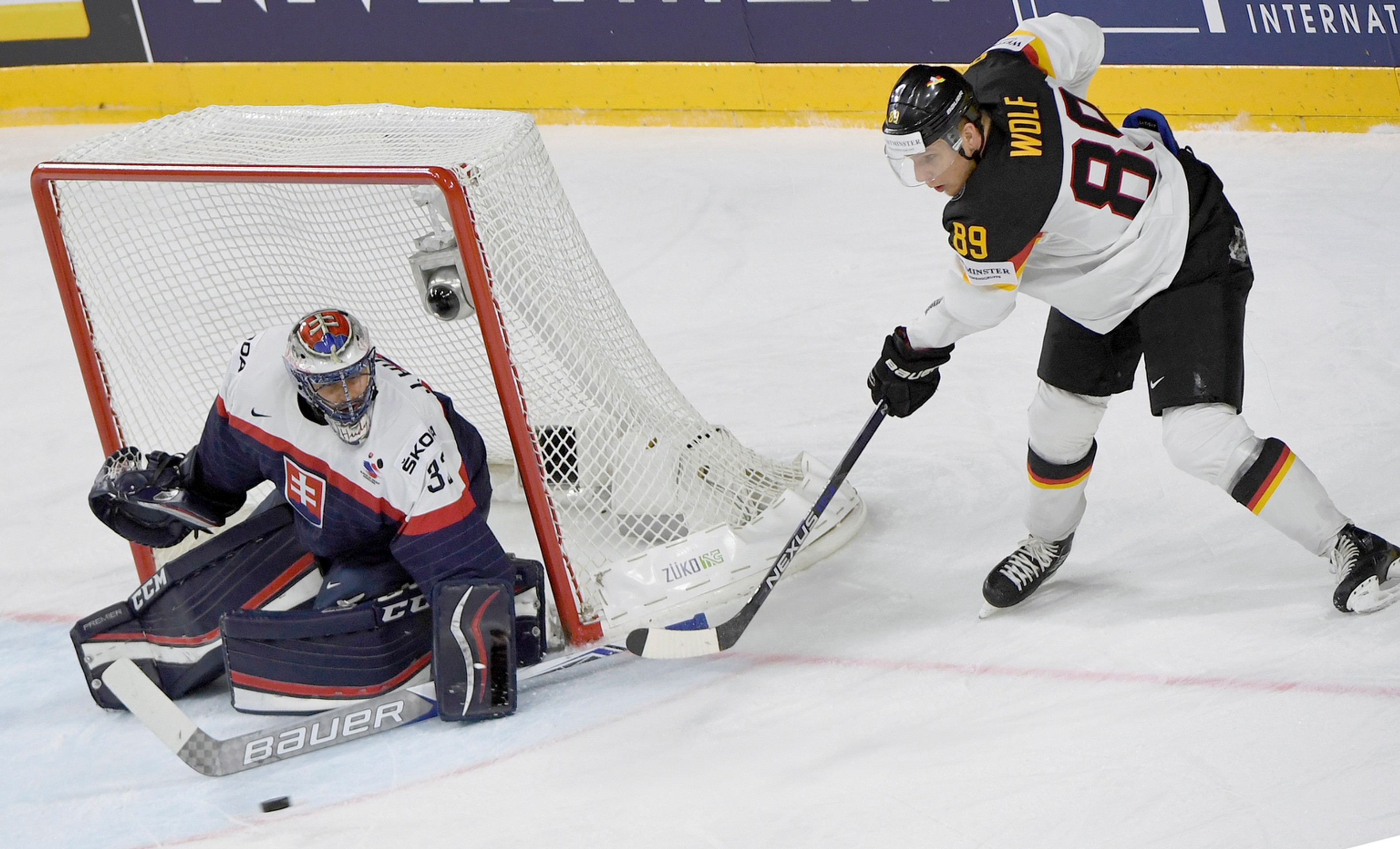 David Wolf z Nemecka útoční na bránu v zápase MS 2017 s Júliusom Hudáčkom.