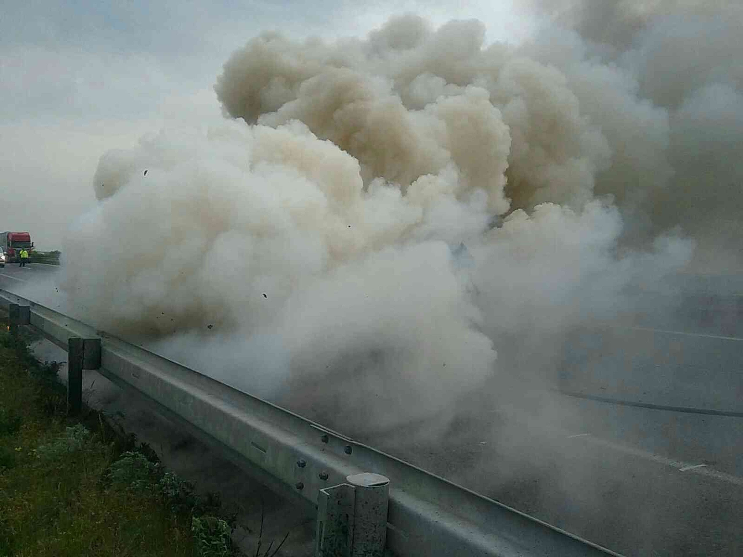 Požiar auta na D2 pri hraničnom priechode Čunovo – Rajka.