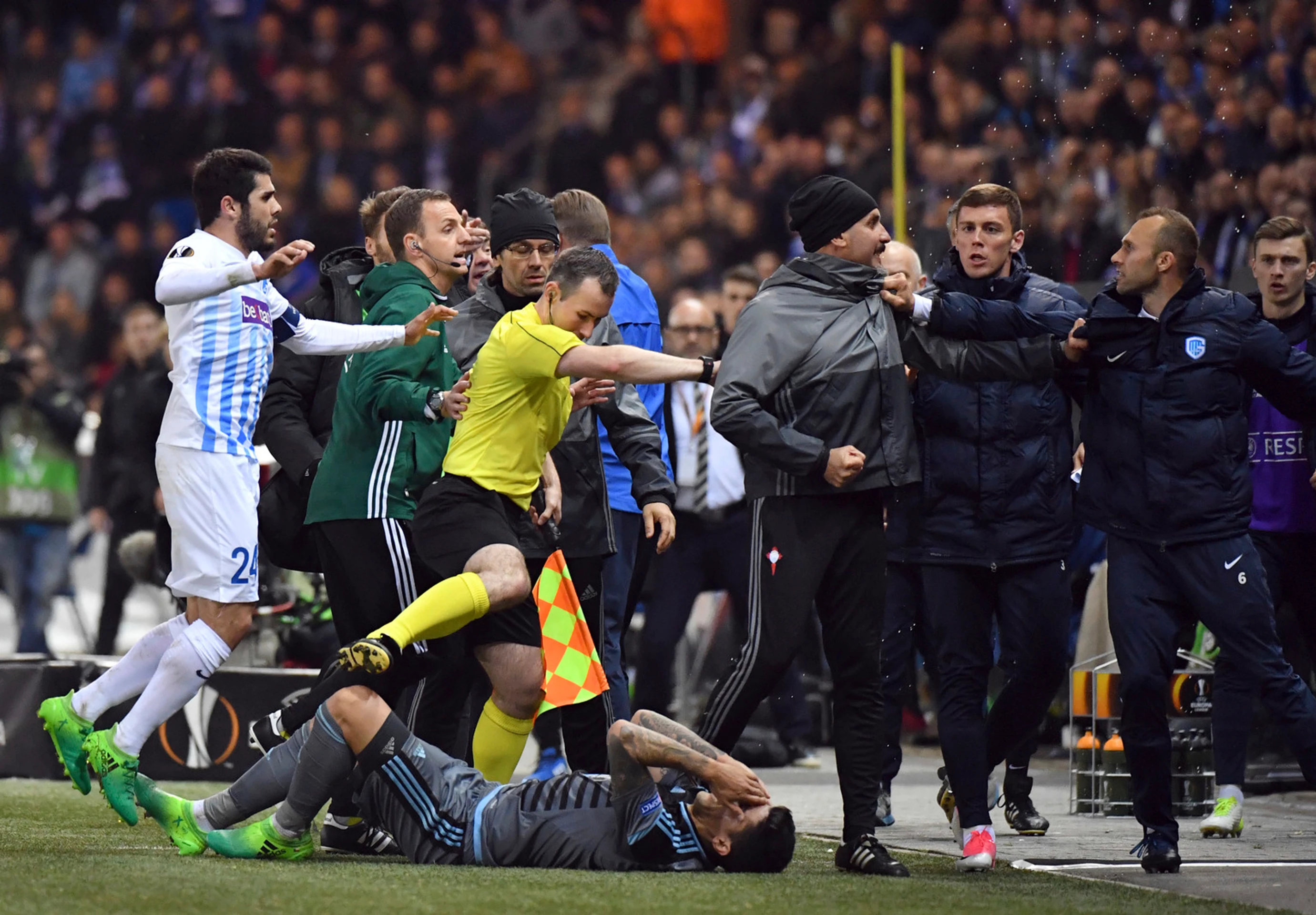 Potýčka hráčov Genku a Celty Vigo v odvete štvrťfinále EL.