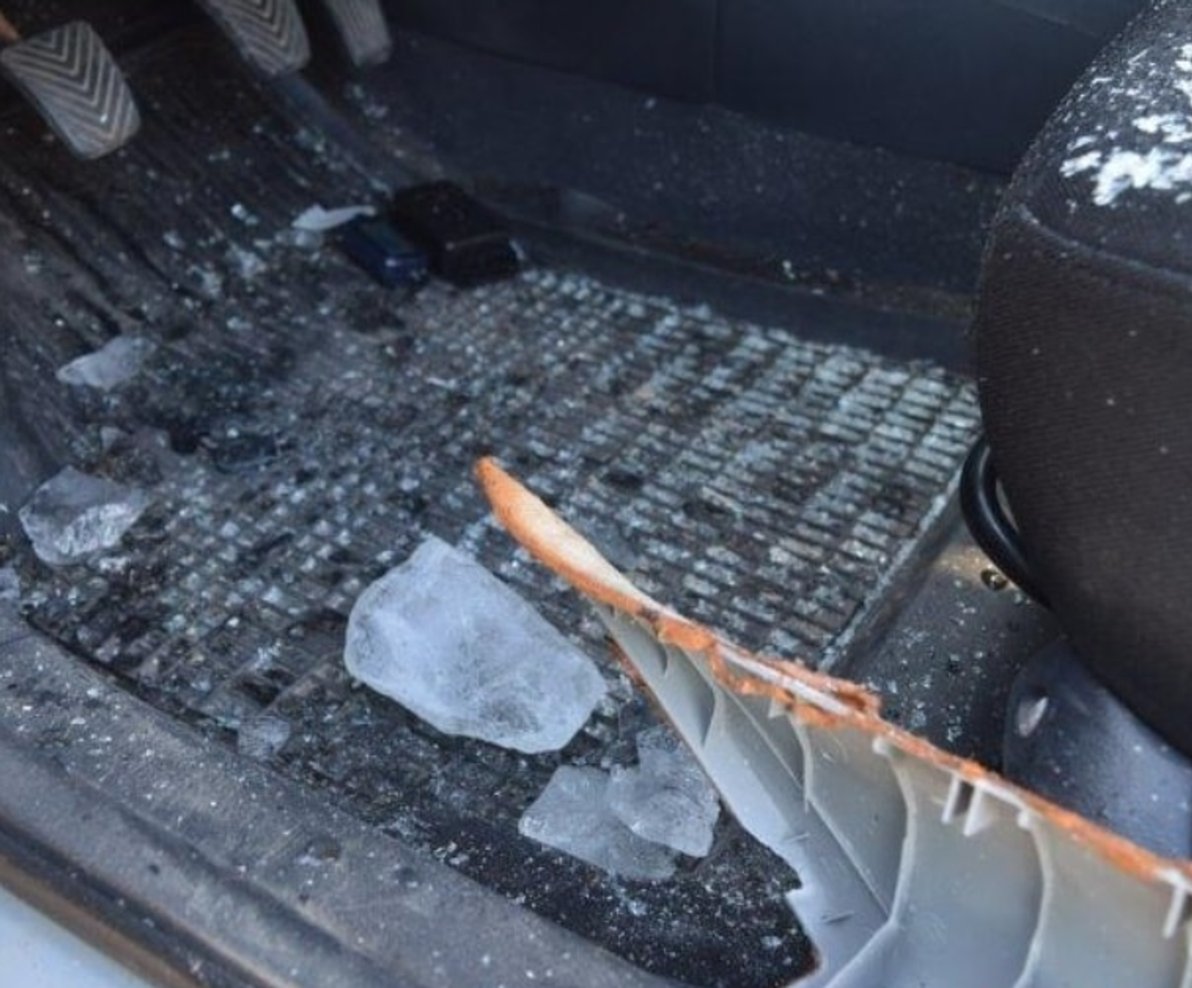 Vodiča počas jazdy zasiahli kusy ľadu.