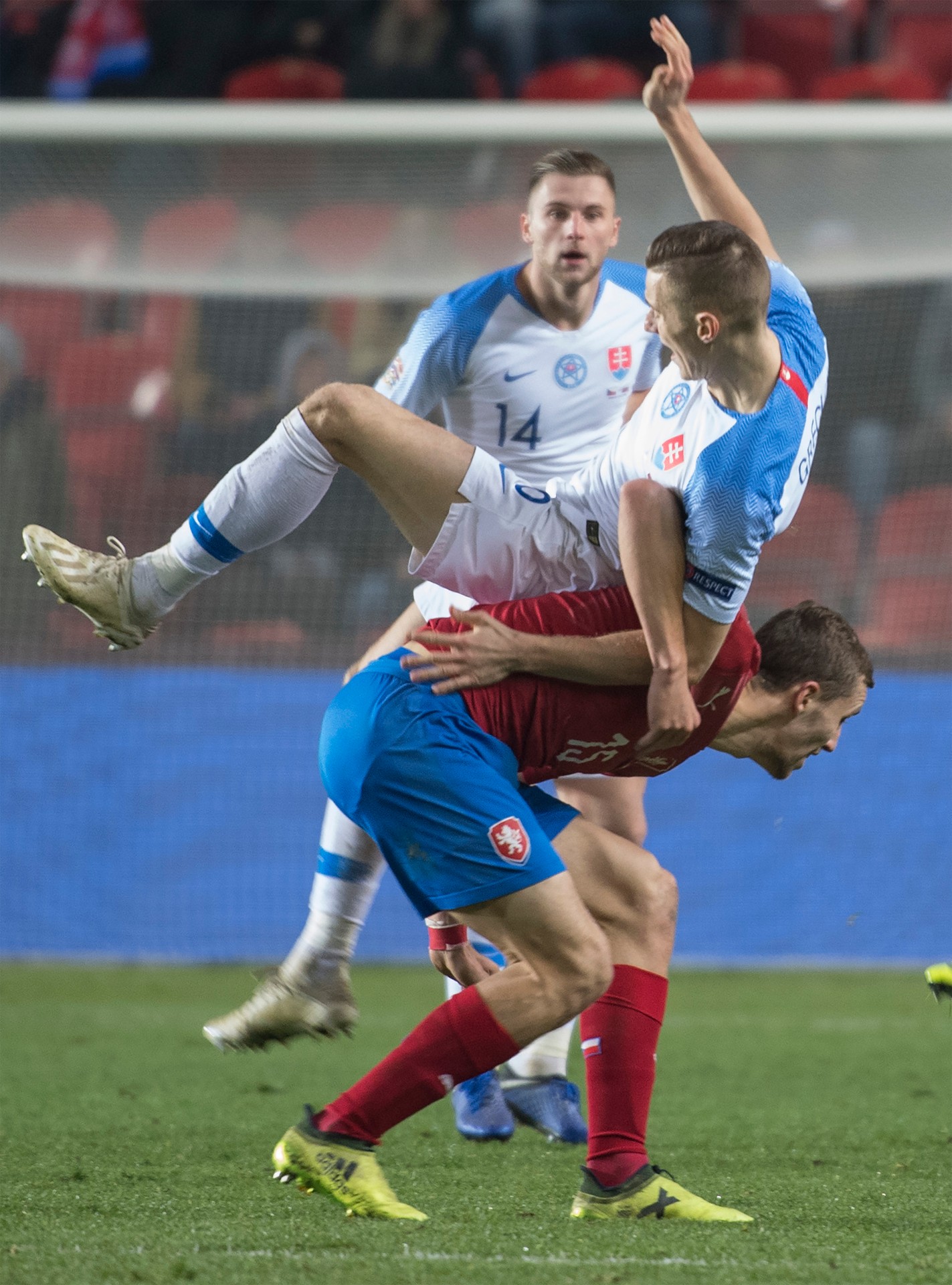 Hore slovenský záložník Ján Greguš a dole český záložník Tomáš Souček.