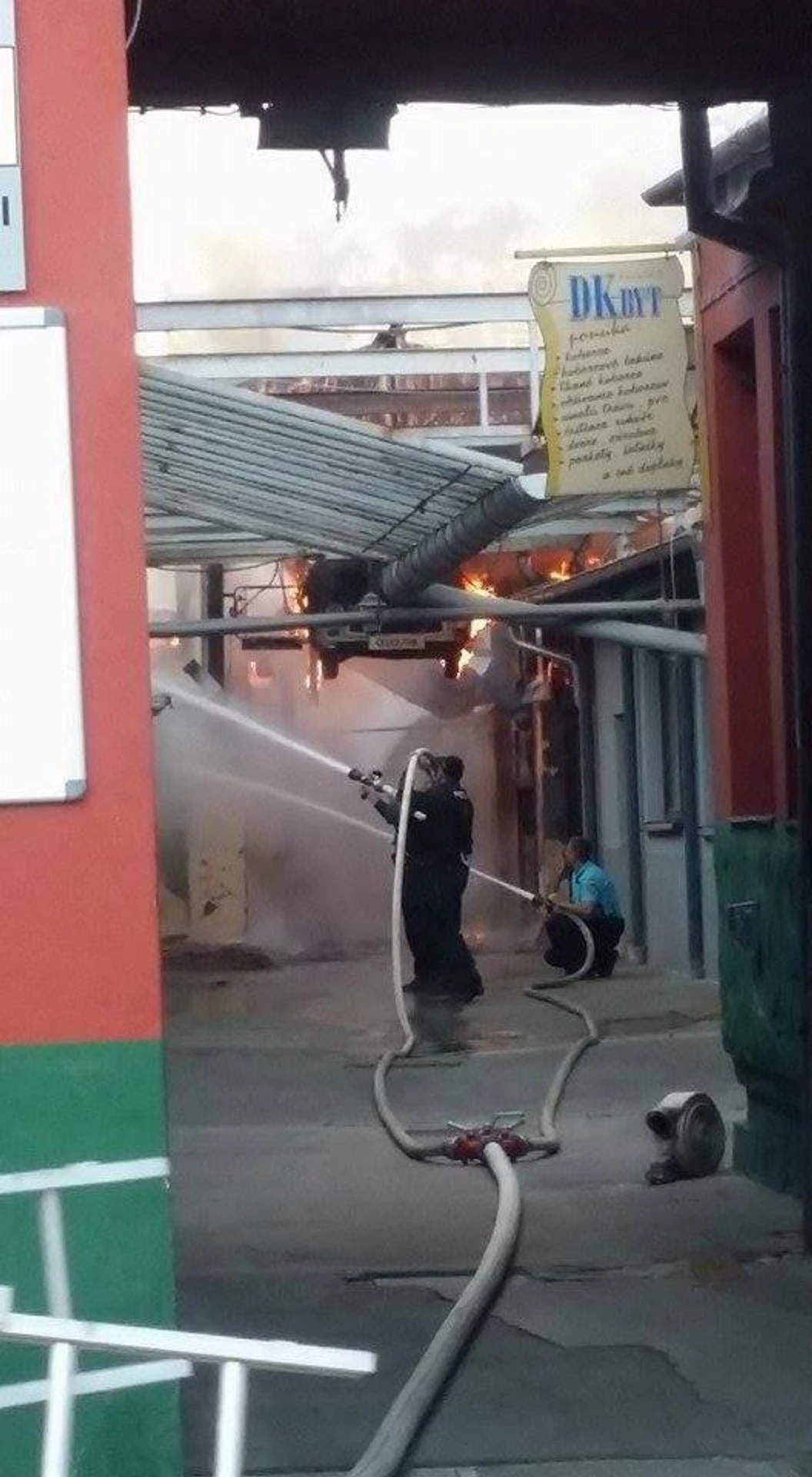 Hasiči zasahujú pri požiari
