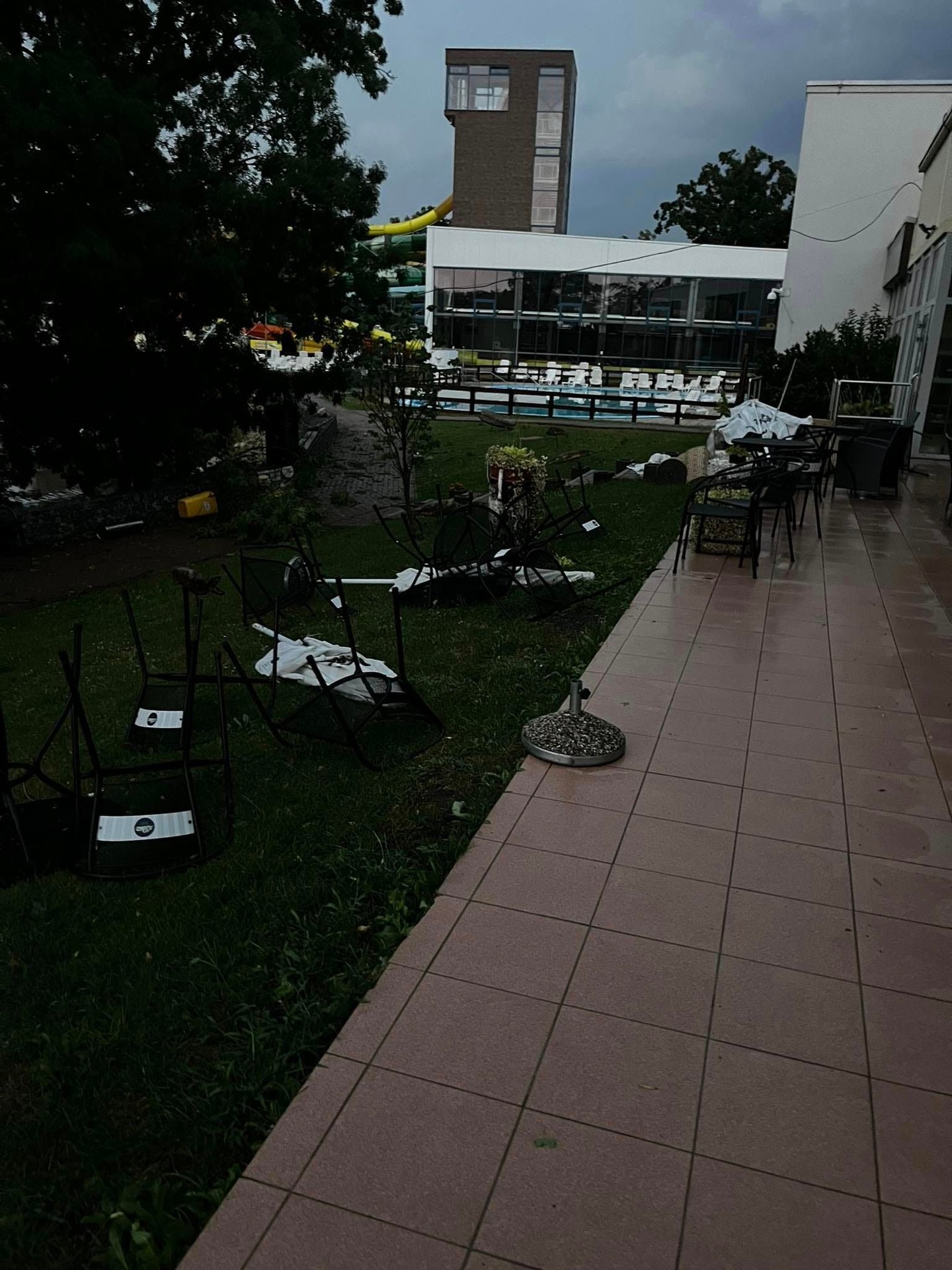 Zničené termálne kúpalisko po búrke v Poľnom Kesove.