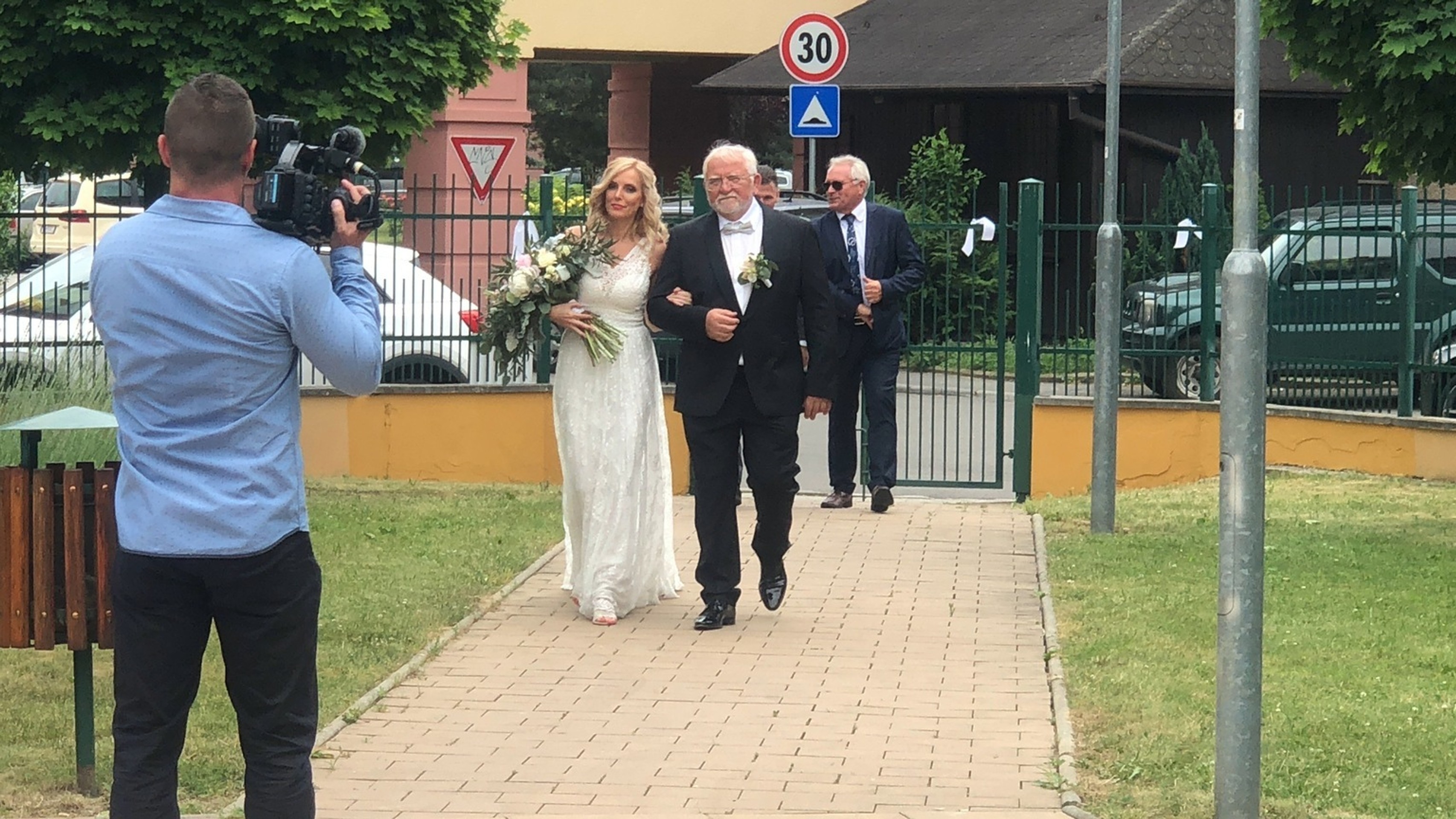 Robert Fico prichádza na svadbu Bohumila Hanzela.