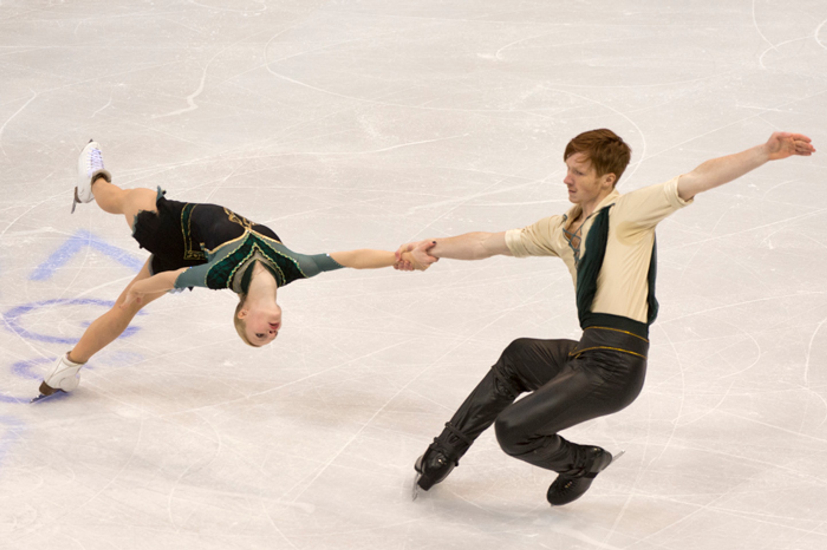 Rusi Jevgenija Tarasovová a Vladimir Morozov počas krátkeho programu športových dvojíc na ME.