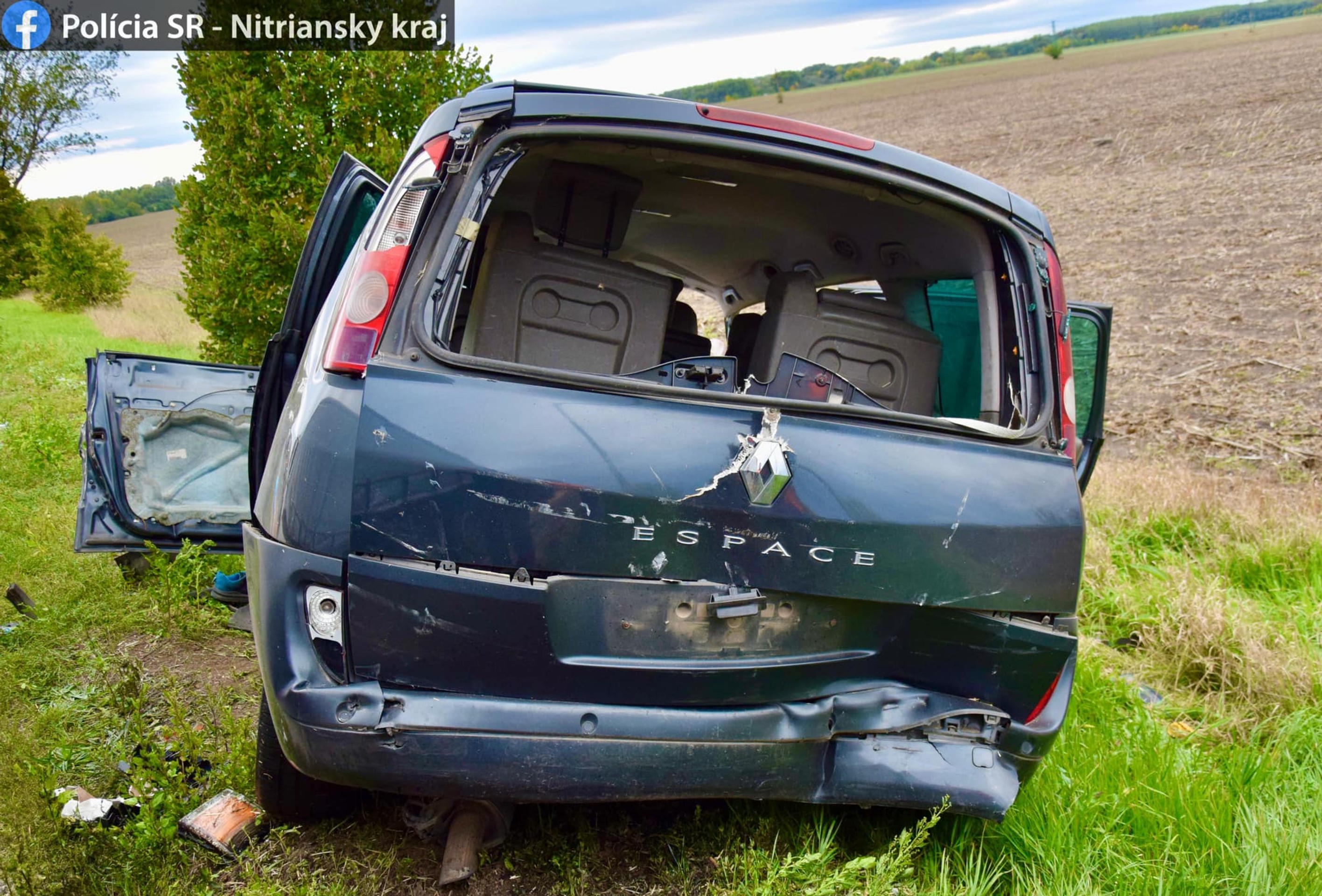 Dodávka narazila do osobného vozidla