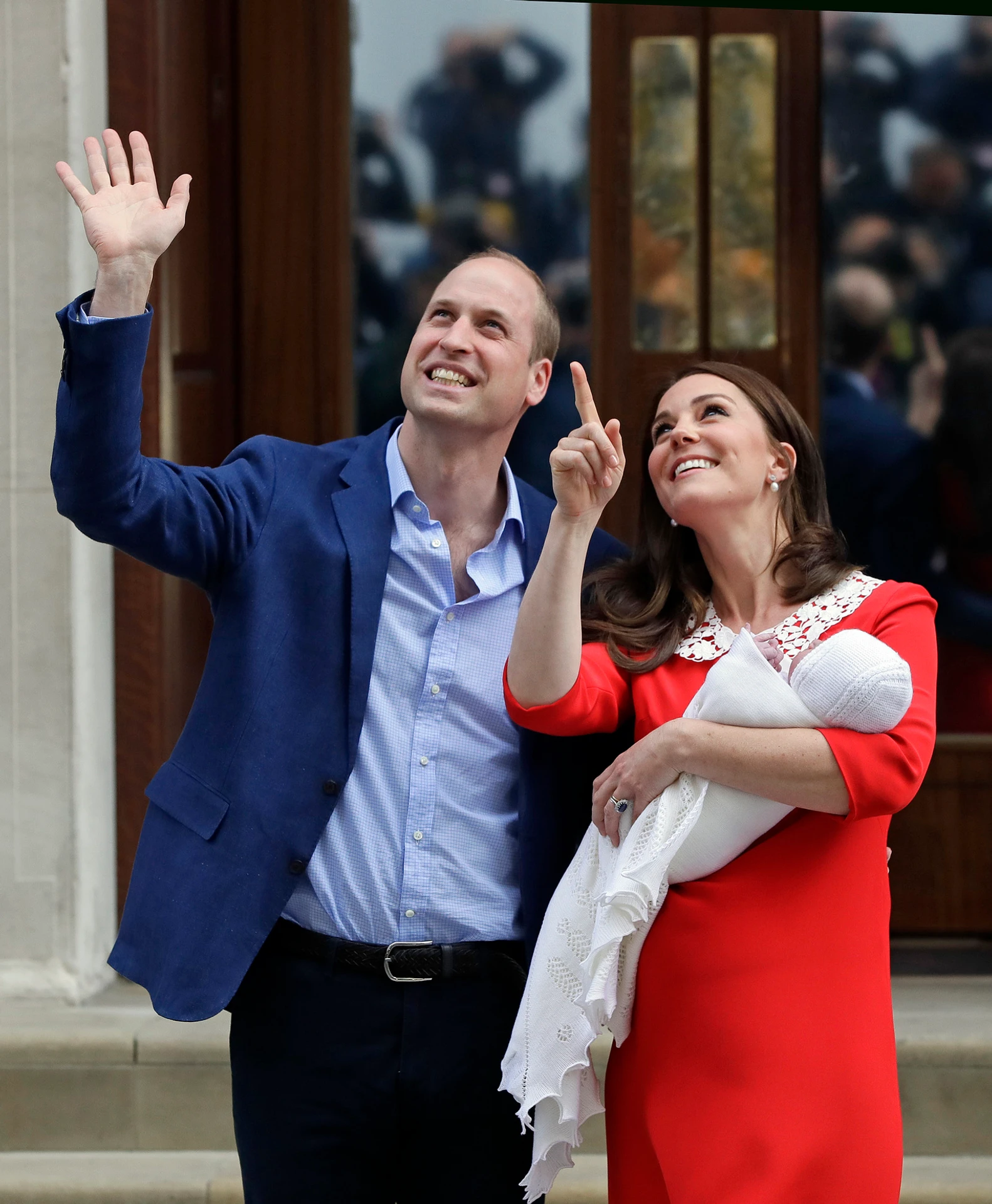 Kate Middleton a princ William predstúpili pred dav v deň pôrodu druhého syna.