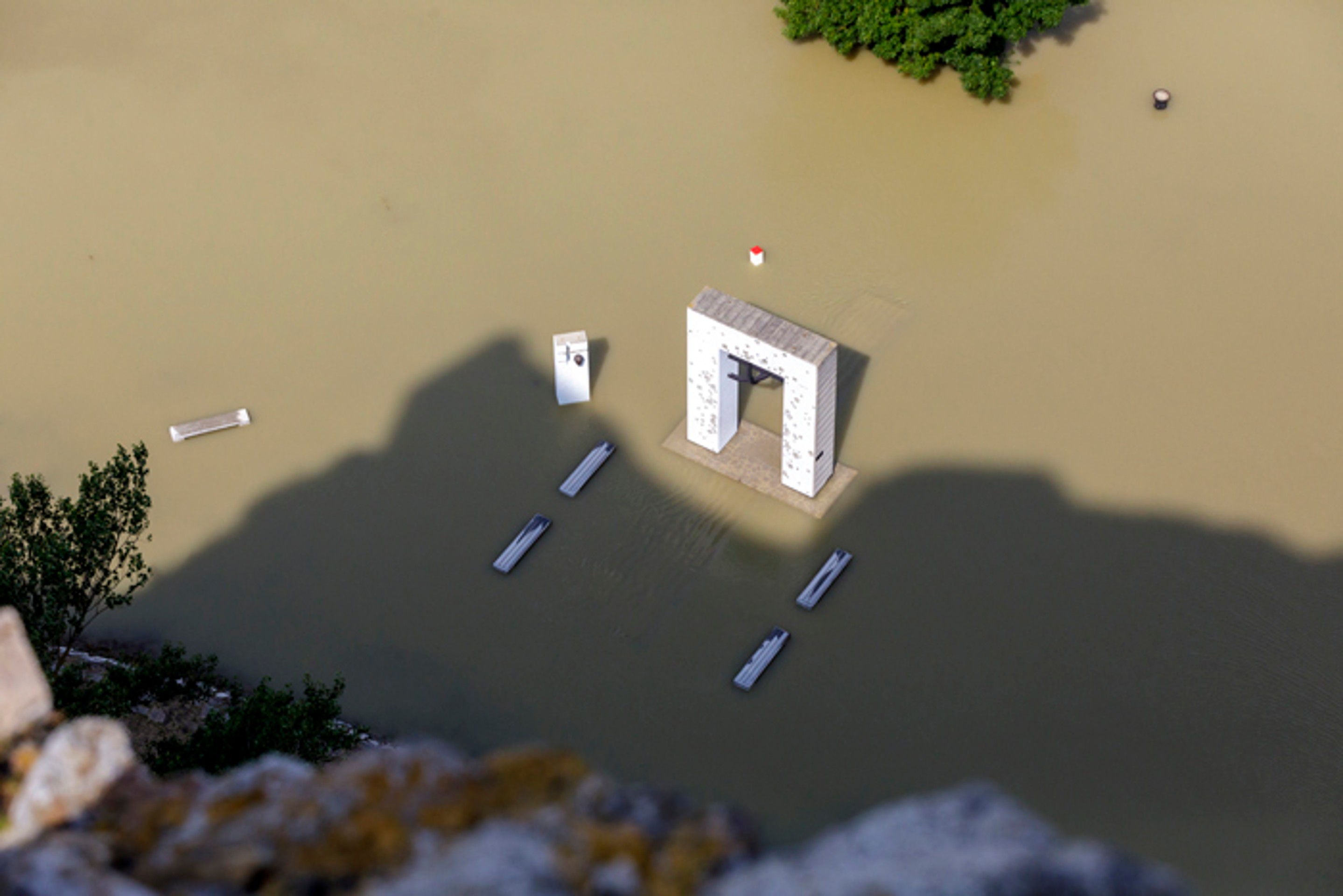 Pamätník Brána slobody zaplavená riekou Morava pred sútokom s Dunajom z hradu Devín.