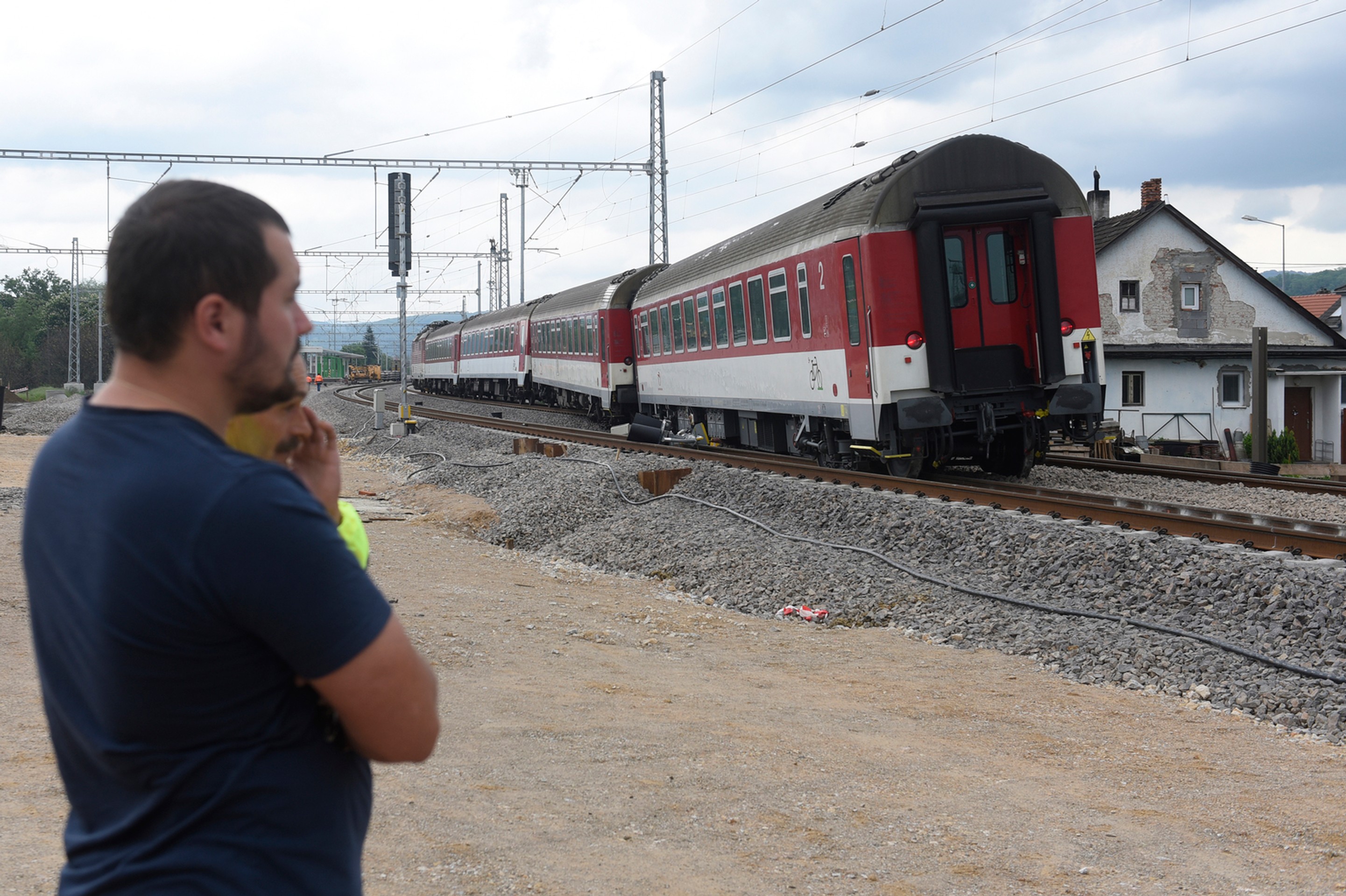 Pri Trenčíne sa vykoľajil vlak