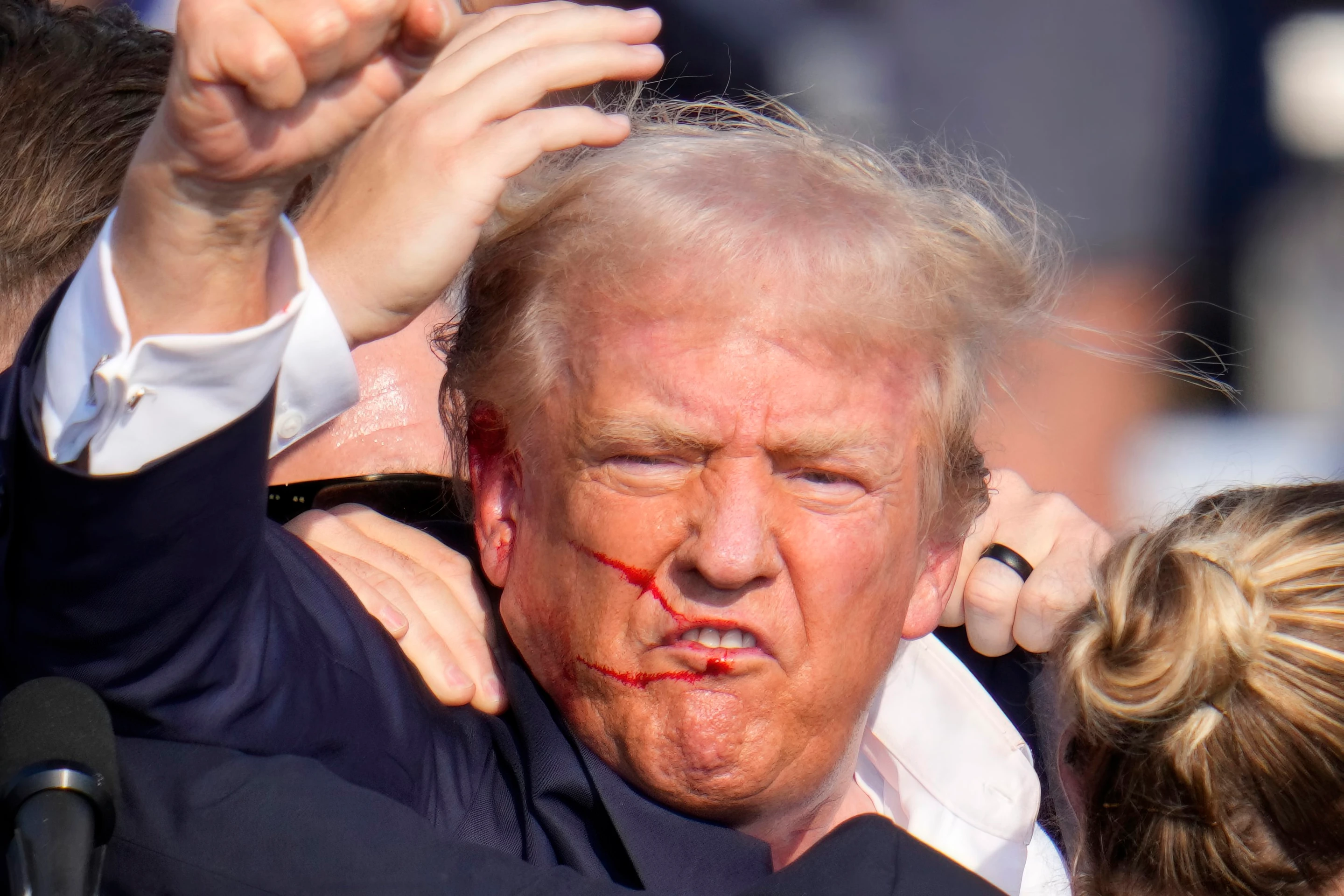 Postrelený Donald Trump.