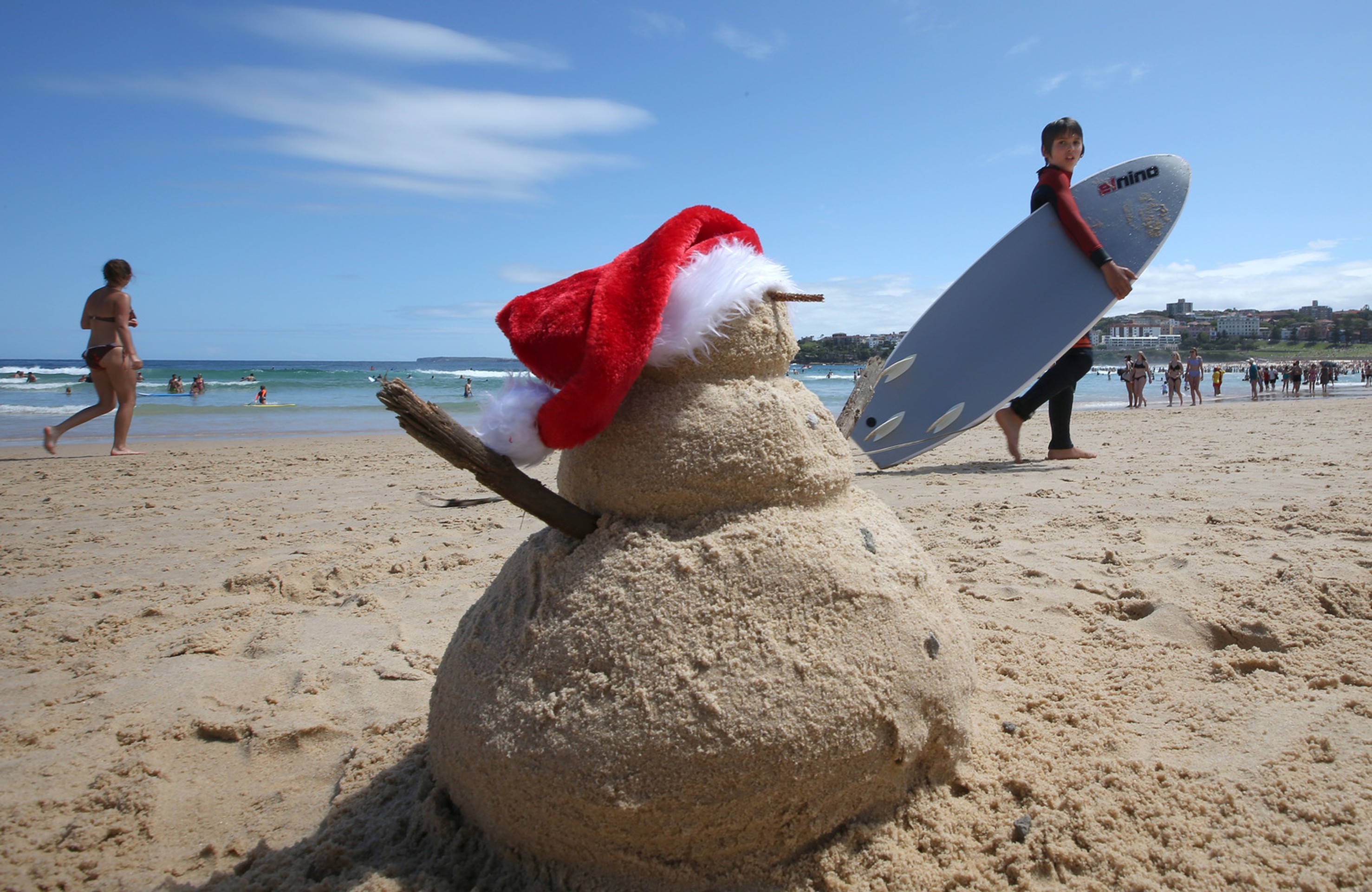 Pieskuliak na pláži Bondi Beach v Austrálii počas oslavy Vianoc. 25. decembra
