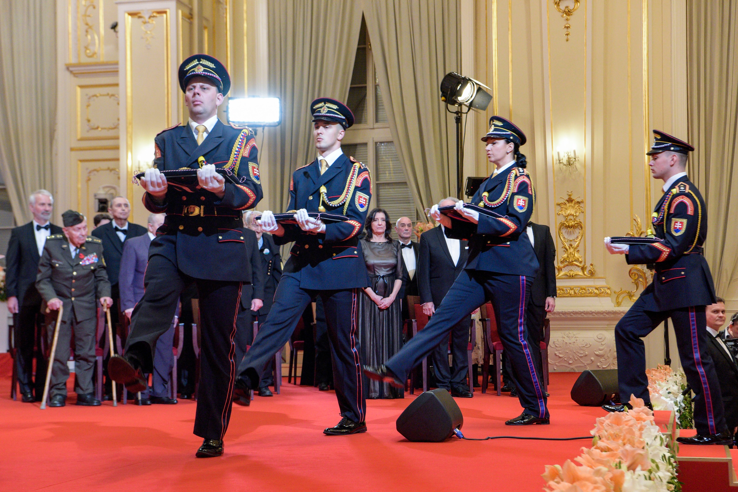 Prezidentka udeľovala štátne vyznamenania.