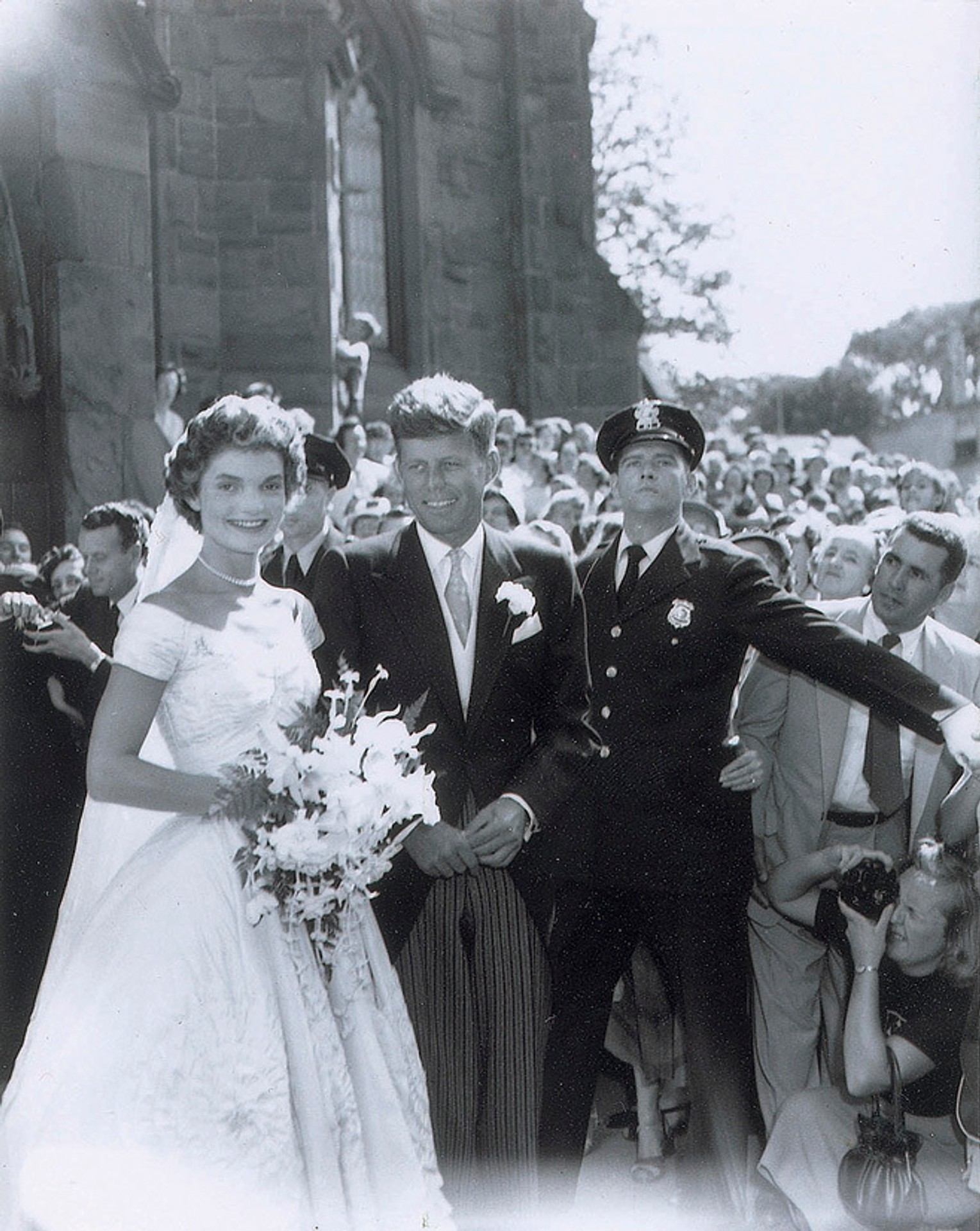 John F. Kennedy a Jacqueline odchádzajú 12. Septembra 1953 z kostola po sobáši v americkom Newporte.