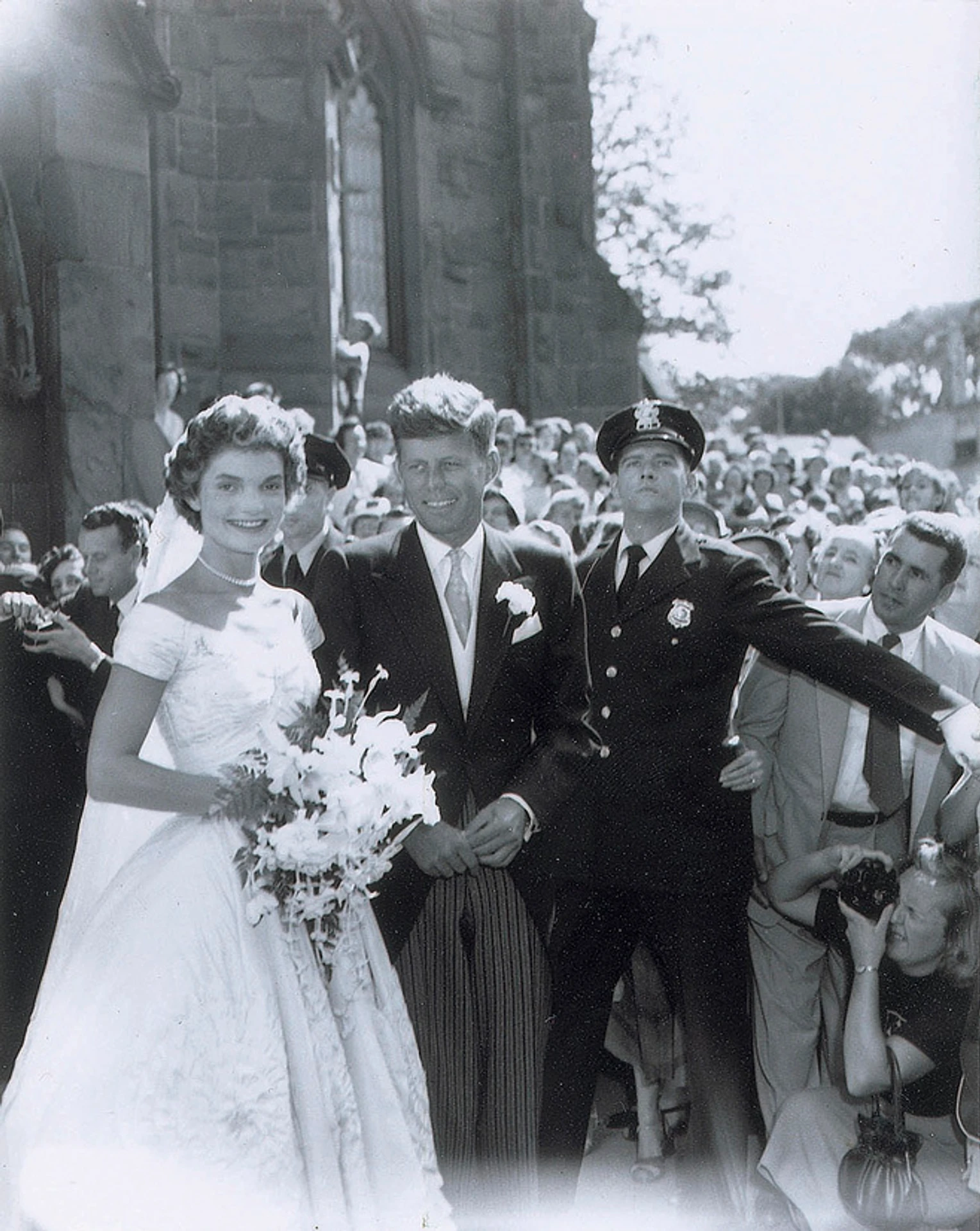 John F. Kennedy a Jacqueline odchádzajú 12. Septembra 1953 z kostola po sobáši v americkom Newporte.