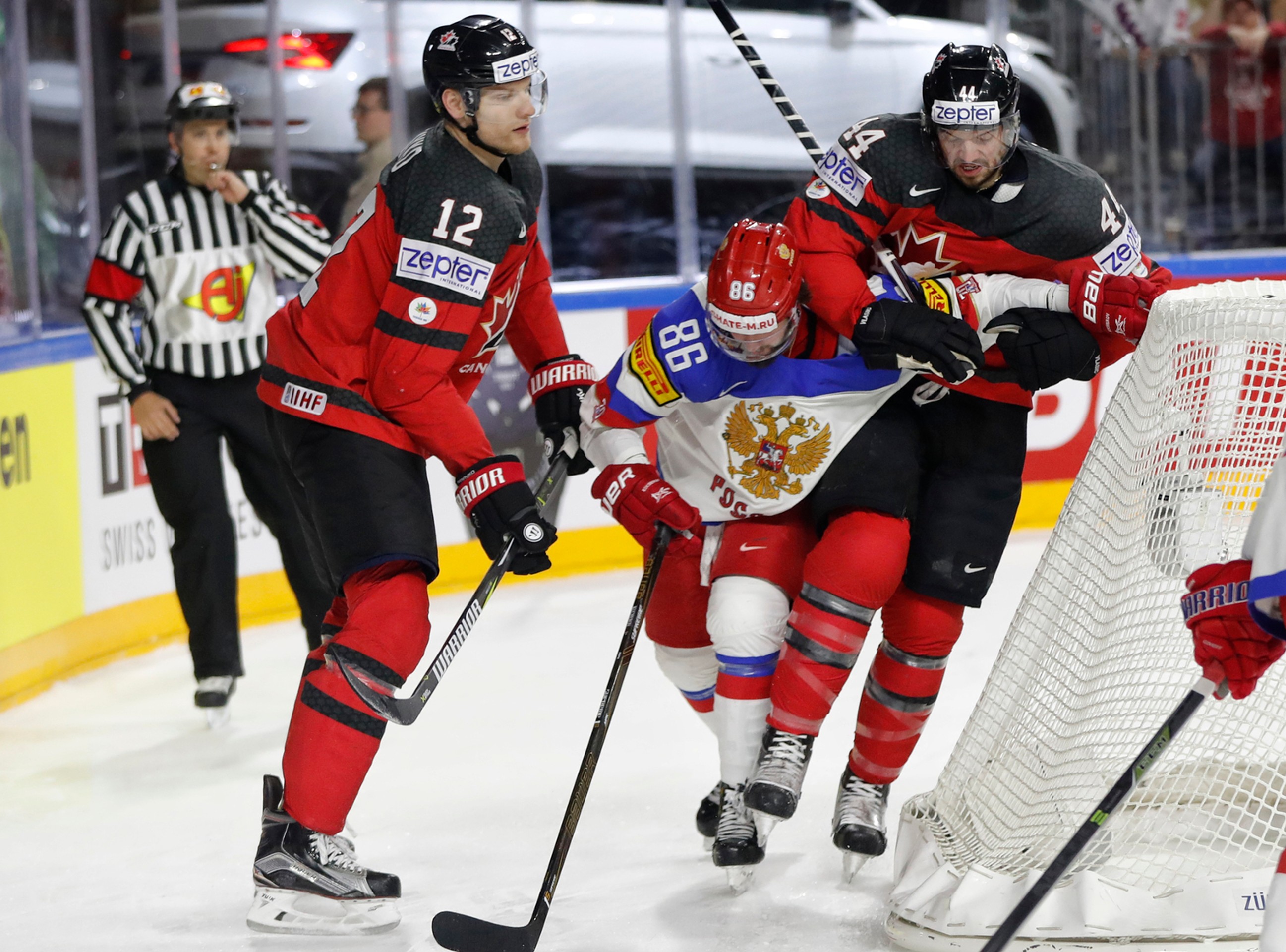 Dvojica Kanaďanov Colton Parayko (vľavo) a Marc-Edouard Vlasic atakuje v semifinále MS 2017 Rusa Nikitu Kučerova (v strede).