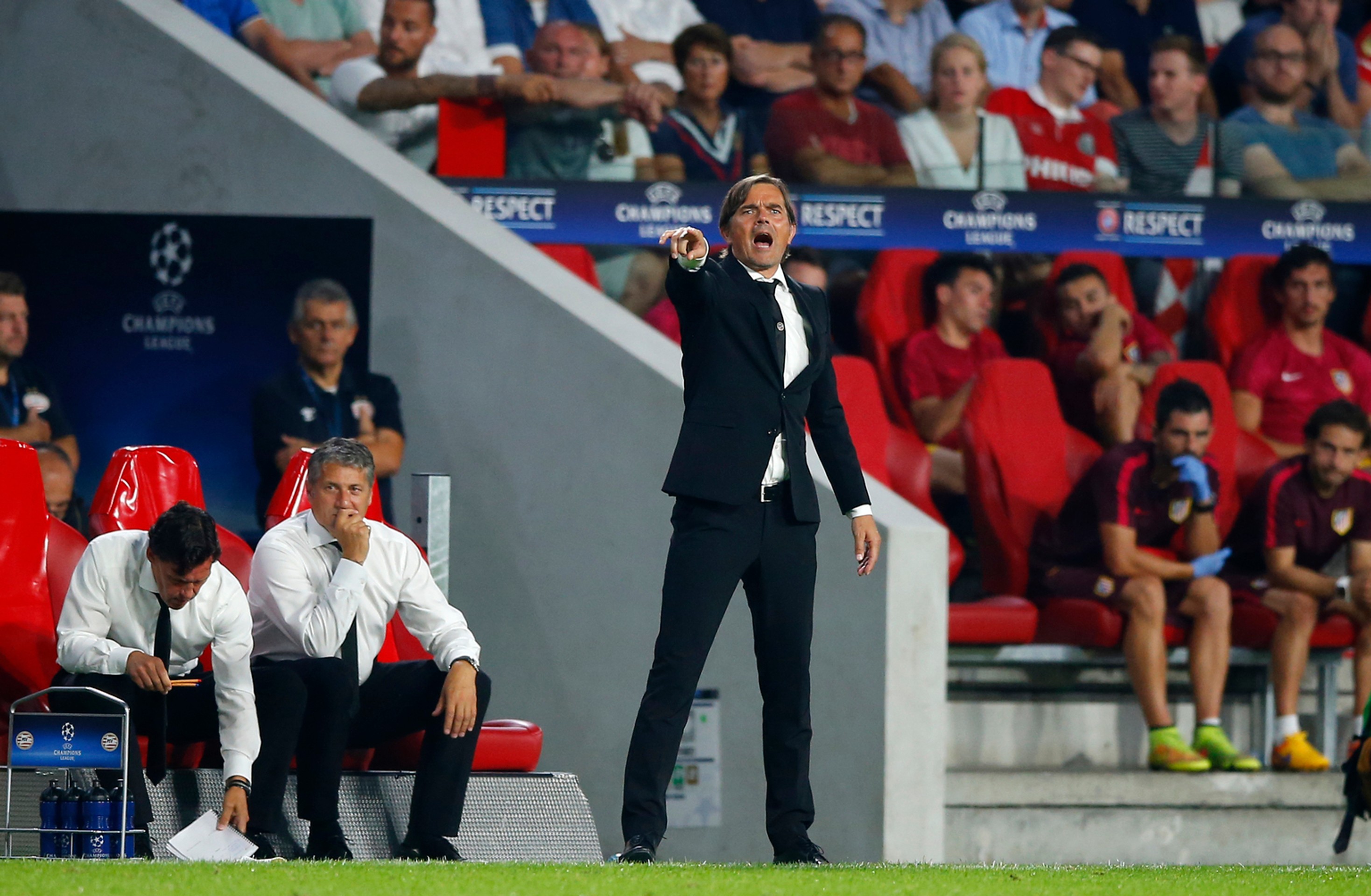 Hráči Borussie Mönchengladbach ďakujú fanúšikom, ktorí prišli do Manchestru na duel LM proti tamojšiemu City. Zápas sa však pre 