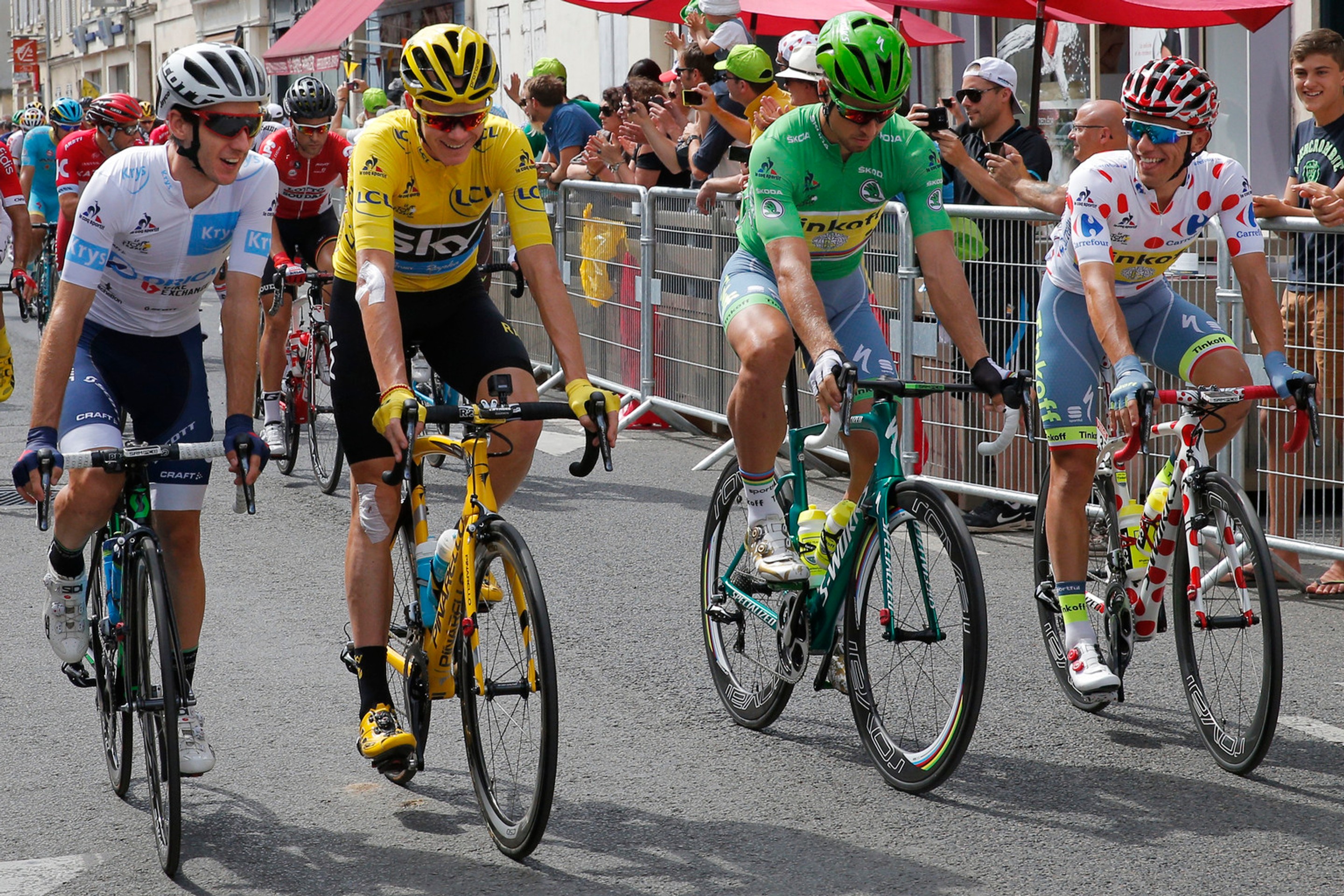 Víťazi jednotlivých súťaží Tdf 2016. Zľava Adam Yates v bielom drese pre najlepšieho jazdca do 25 rokov, Chris Froome v žltom pr