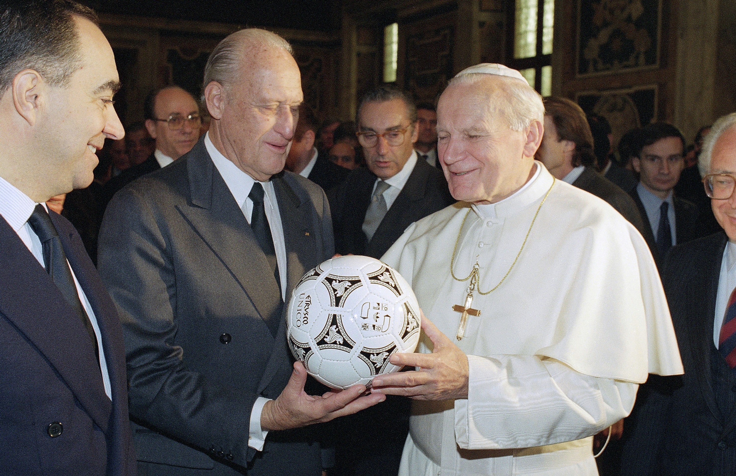 Joao Havelange s pápežom Jánom Pavlom II pred štartom MS 1990.