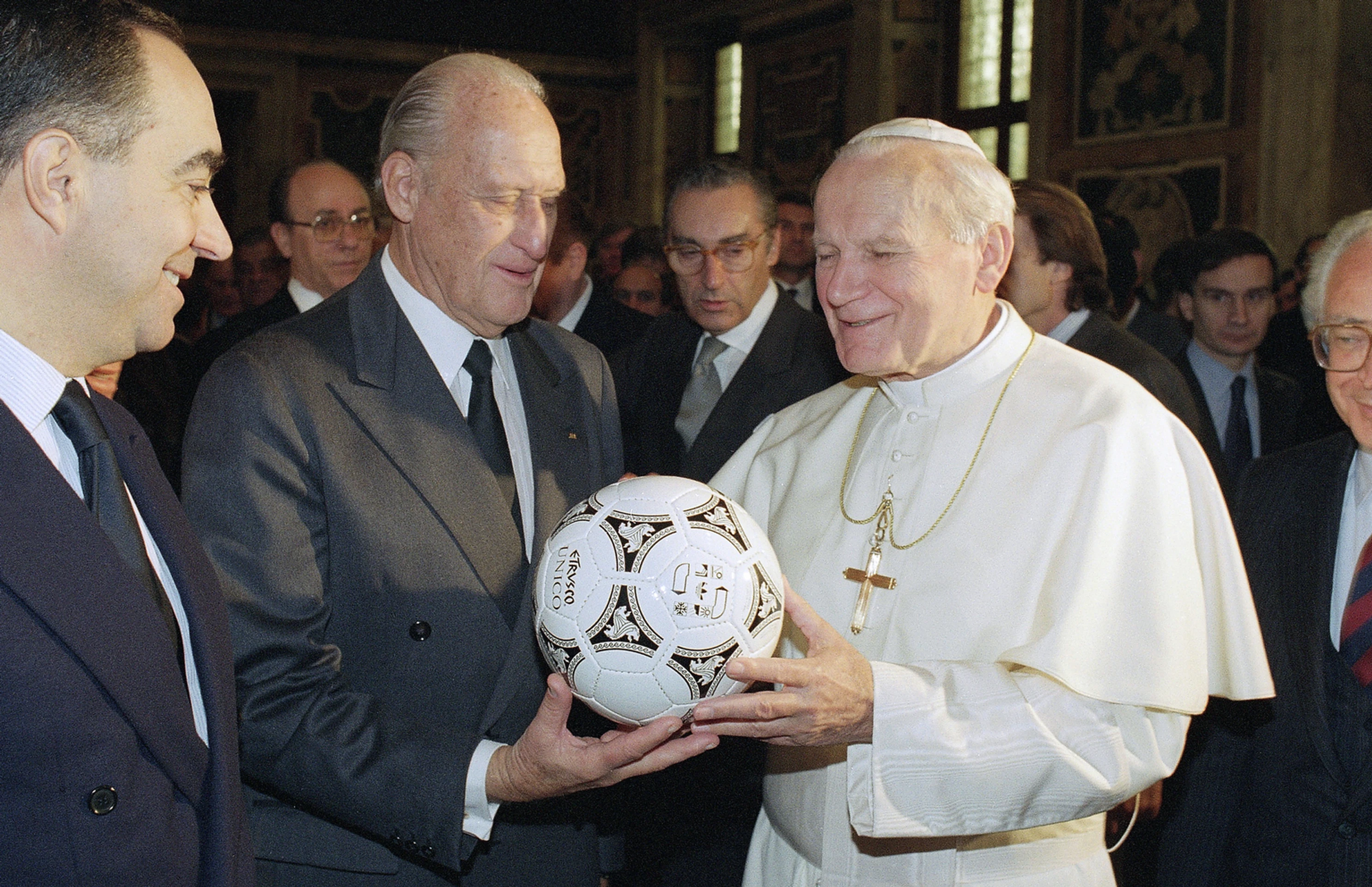 Joao Havelange s pápežom Jánom Pavlom II pred štartom MS 1990.