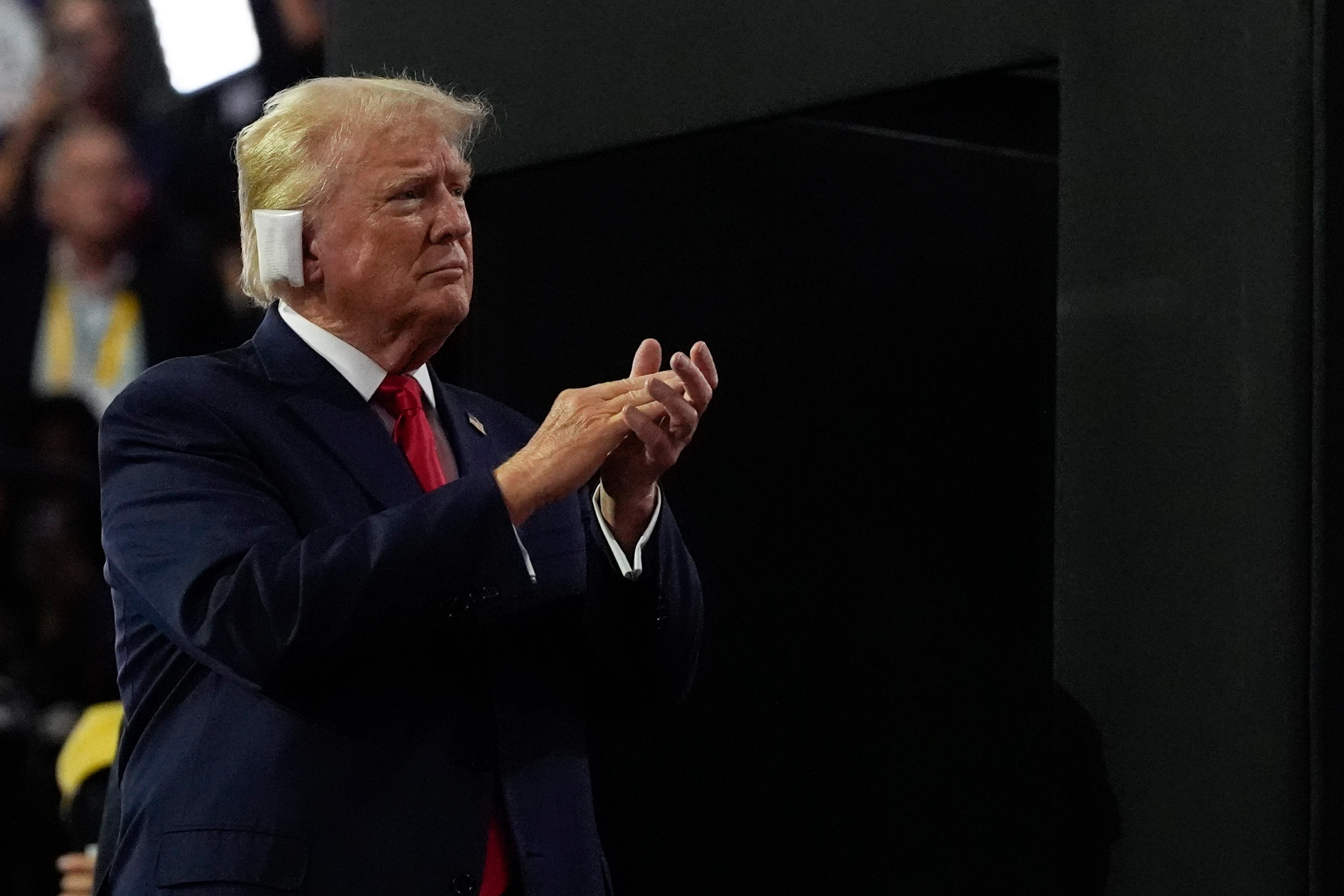 Donald Trump prišiel na zjazd republikánov s obviazaným uchom.