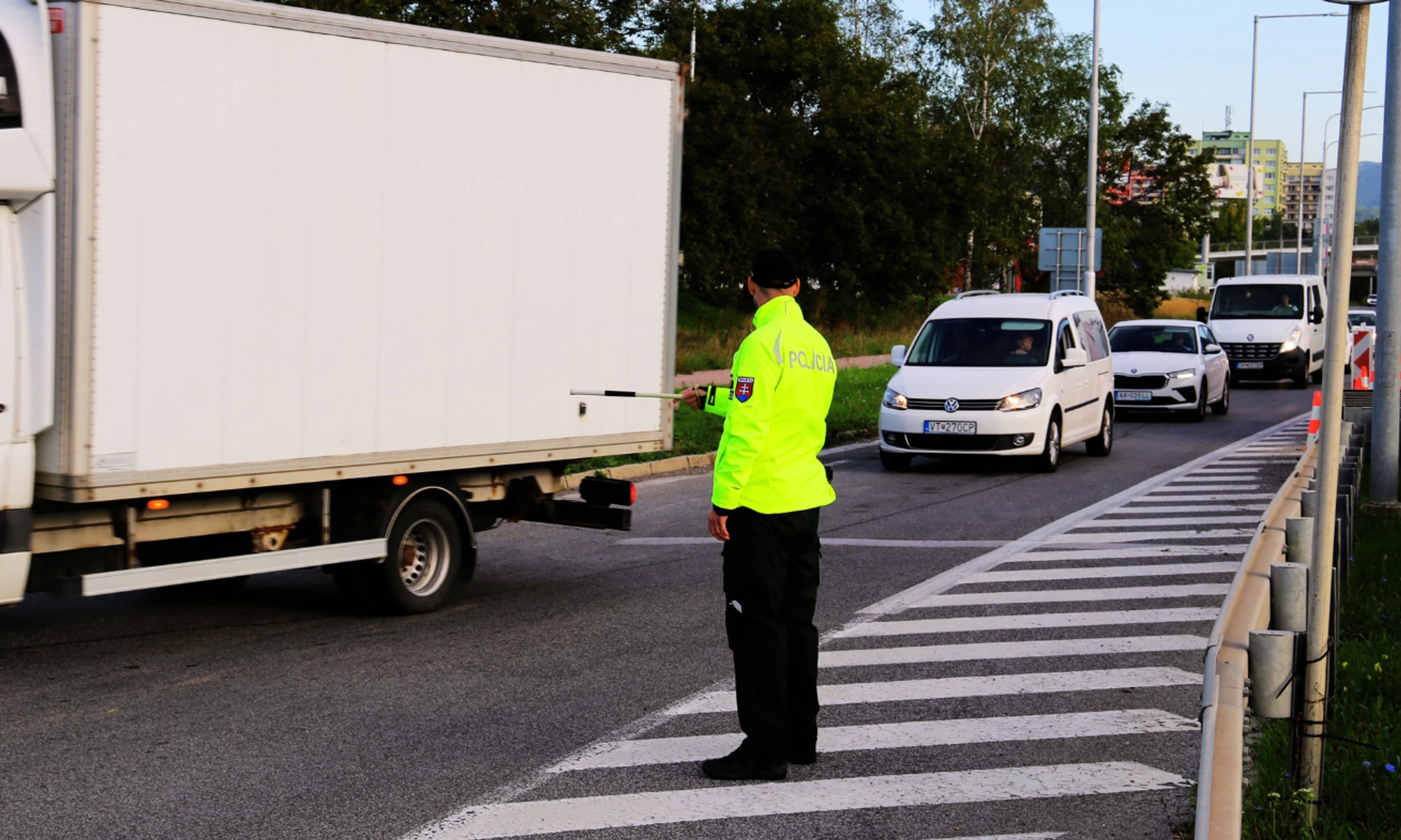 Policajti usmerňujú dopravu na križovatkách pred Banskou Bystricou.