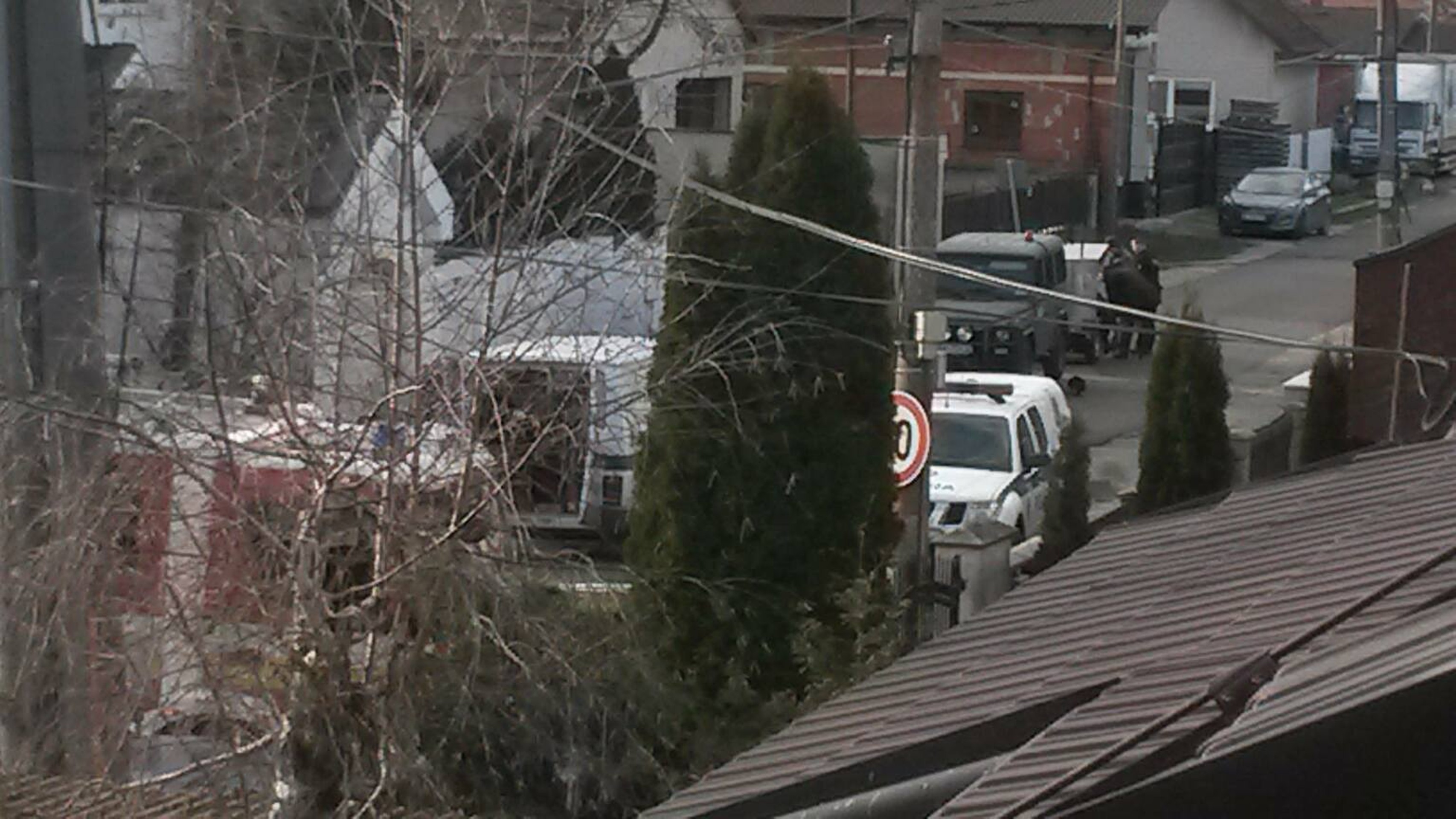 V obci Rovinka pri Bratislave zasahujú policajti, pod jedným z áut pri rodinnom dome je vraj bomba.