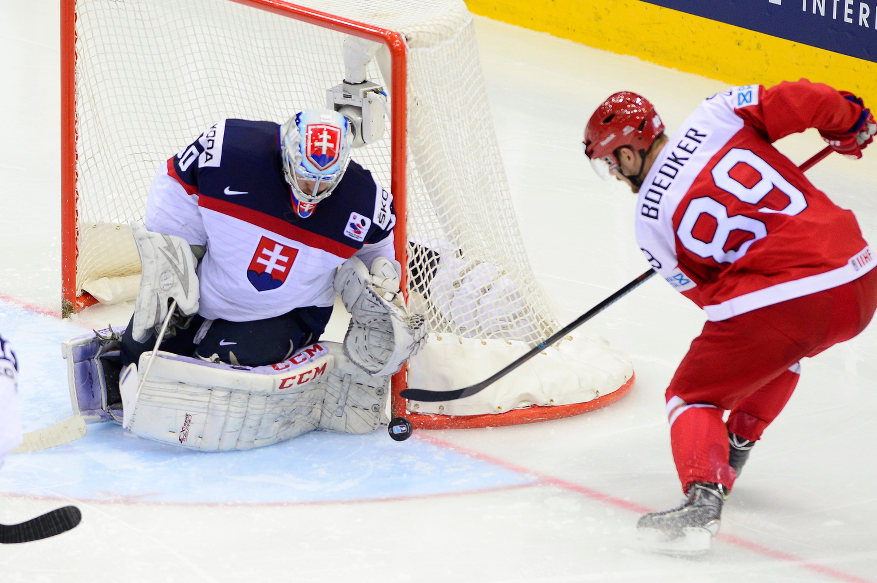 Na snímke vľavo slovenský brankár Ján Laco a vpravo Mikkel Boedker z Dánska.