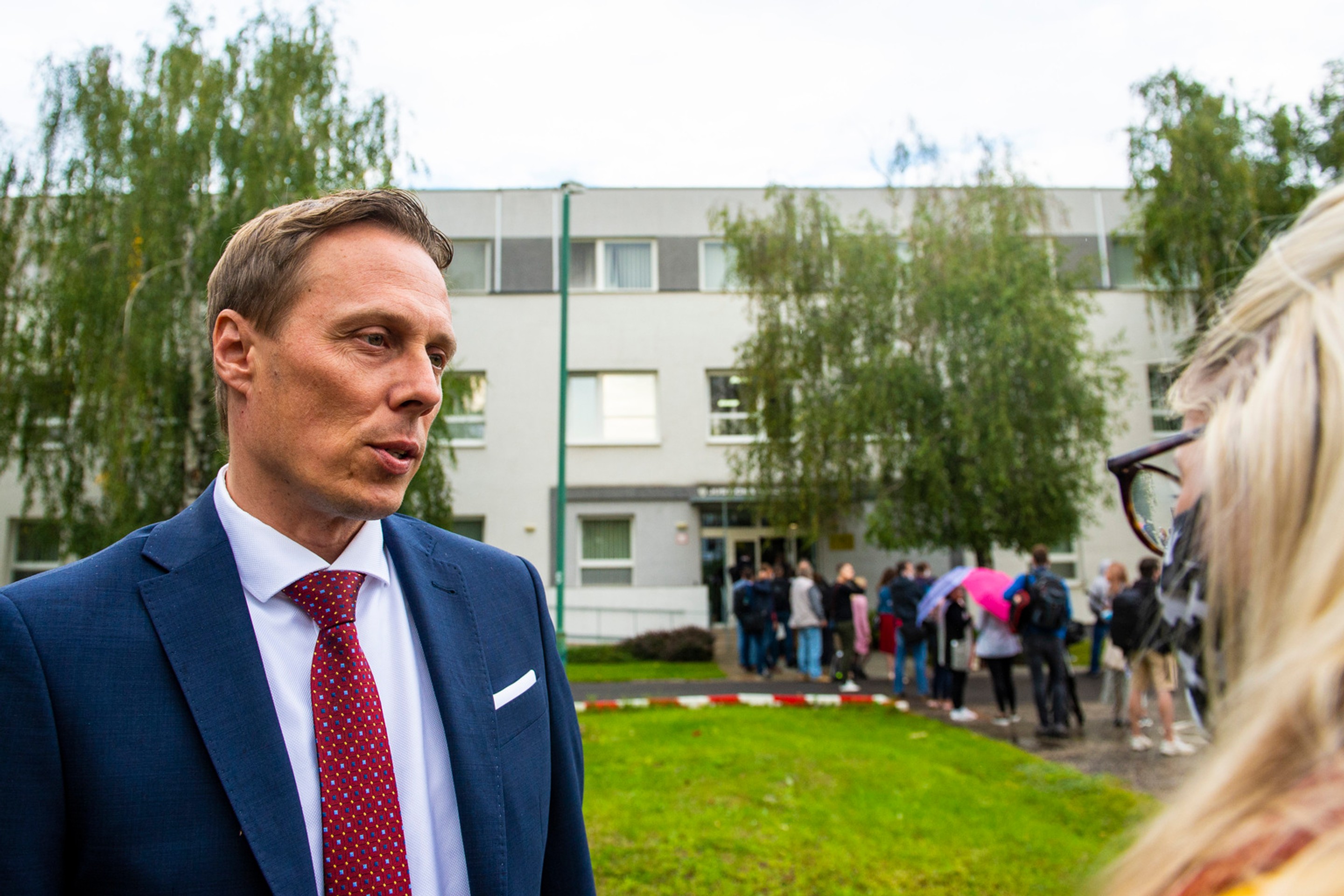 Novinárske štáby pred Justičnou akadémiou.