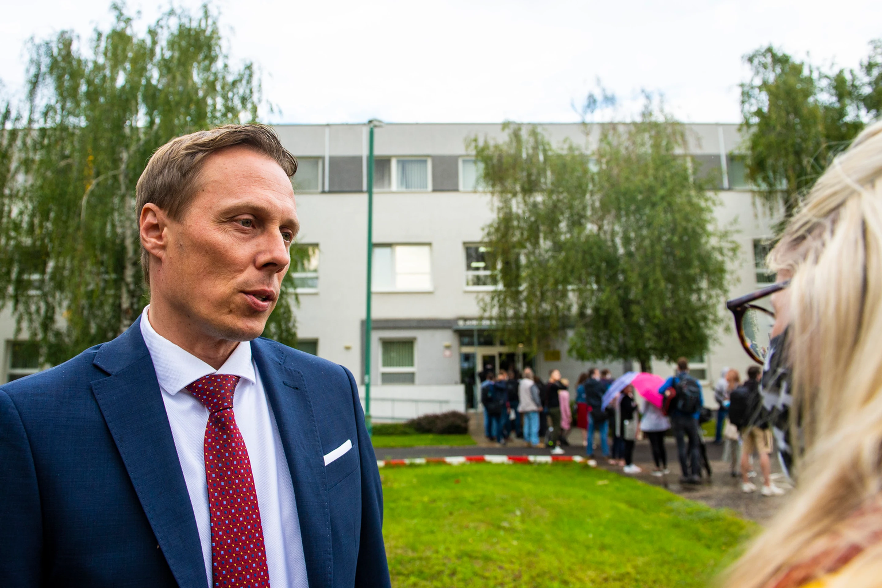 Novinárske štáby pred Justičnou akadémiou.