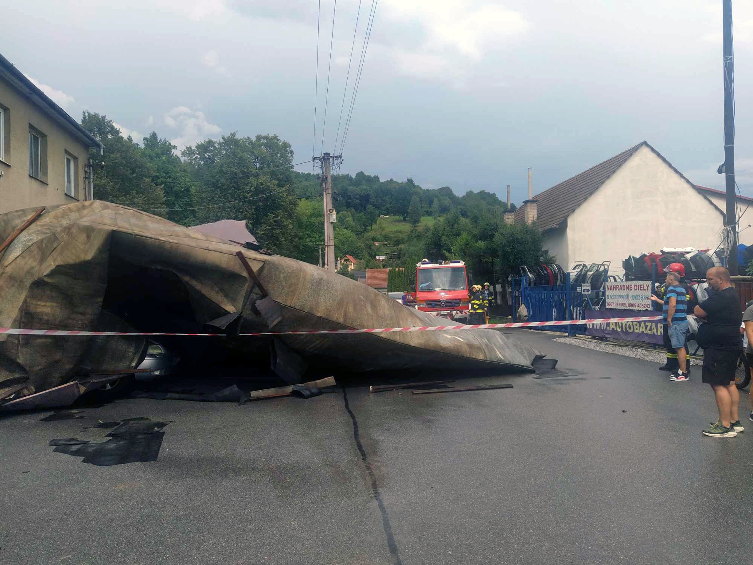Strecha, ktorú strhlo z kultúrneho domu v žilinskej mestskej časti Považský Chlmec
