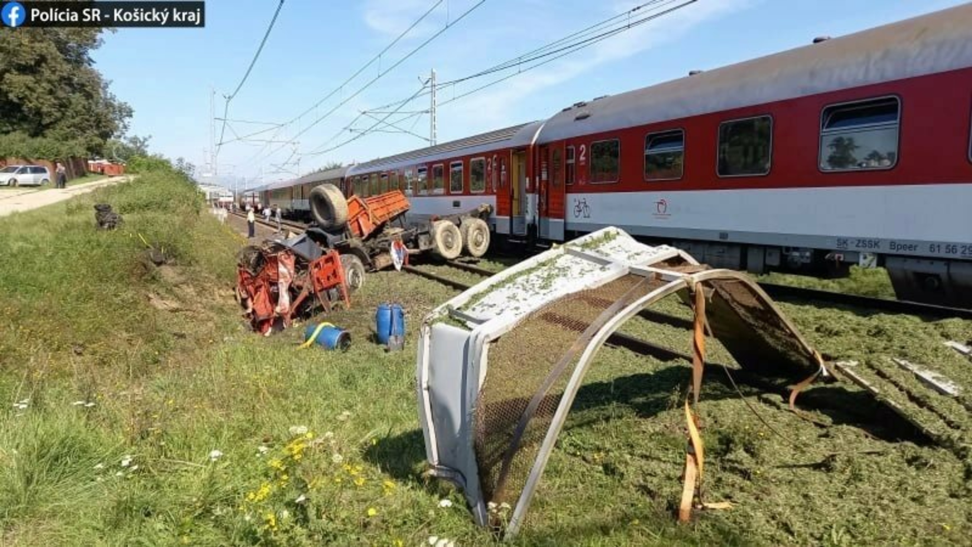 Nehoda nákladného auta, ktorý sa zrazil s rýchlikom z Košíc do Bratislavy pri obci Letanovce.
