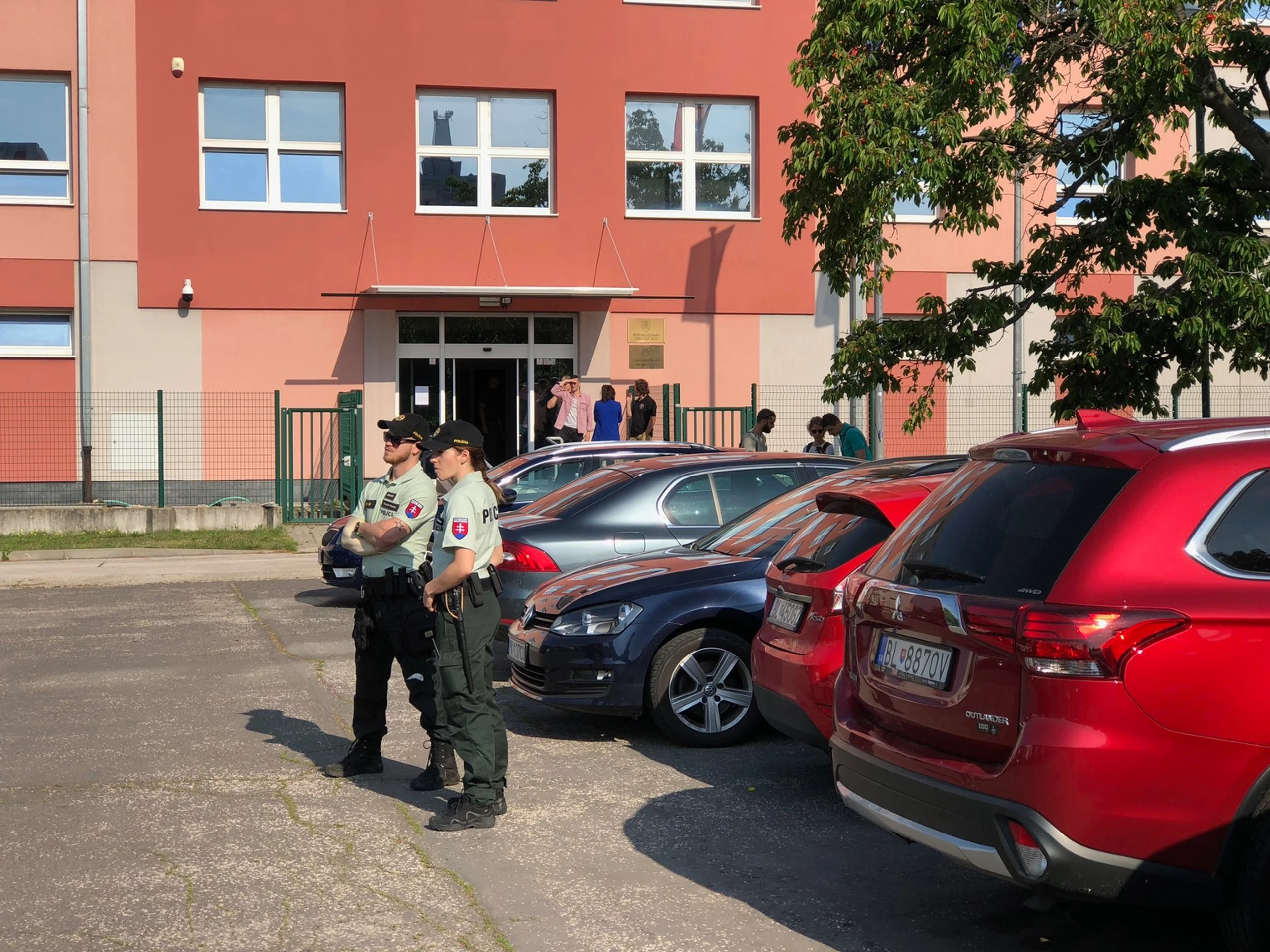 Areál súdu strážia policajti.