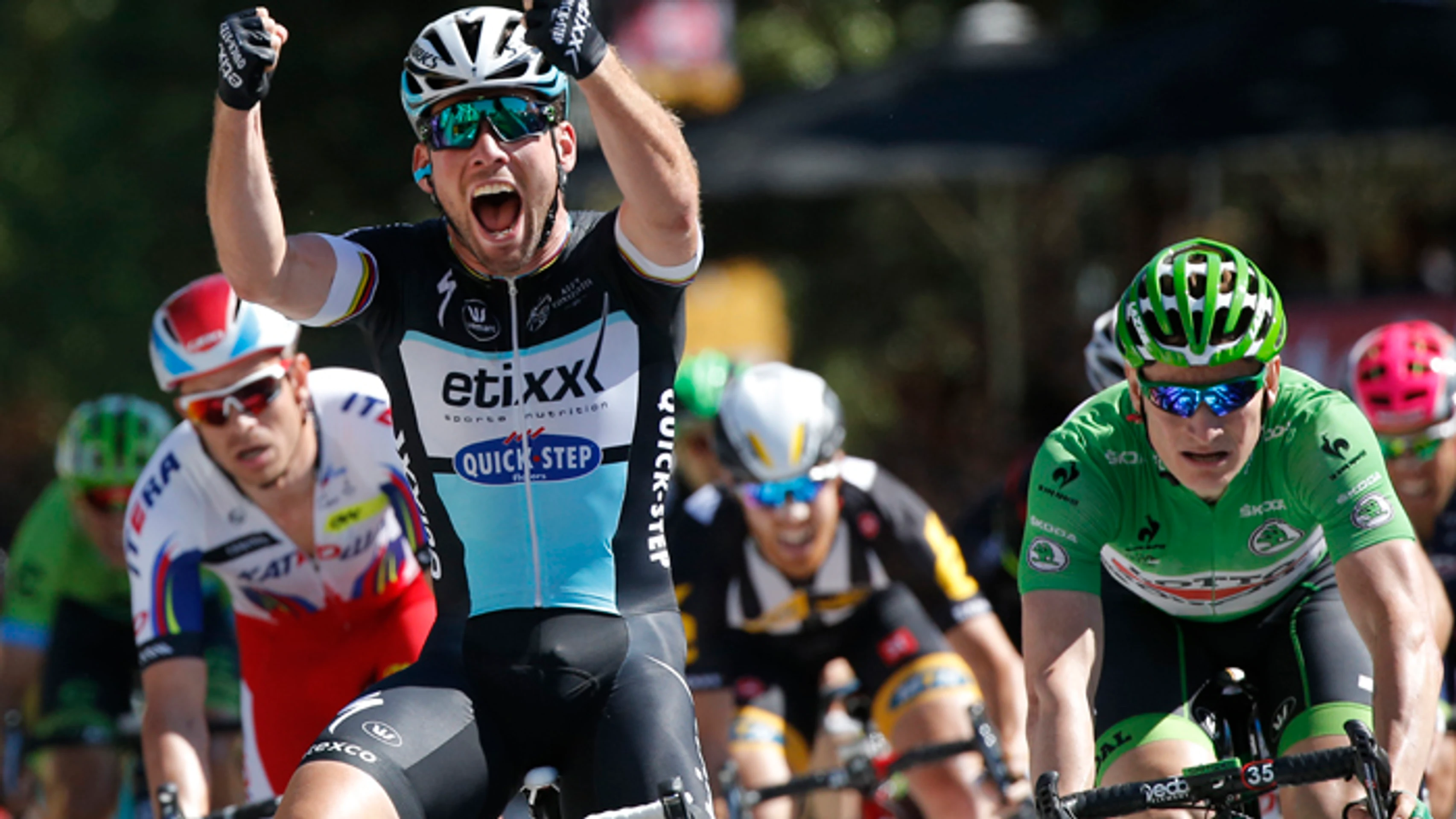 Mark Cavendish sa teší z víťazstva na 7. etape na TdF z Livarotu do Fougeres. 