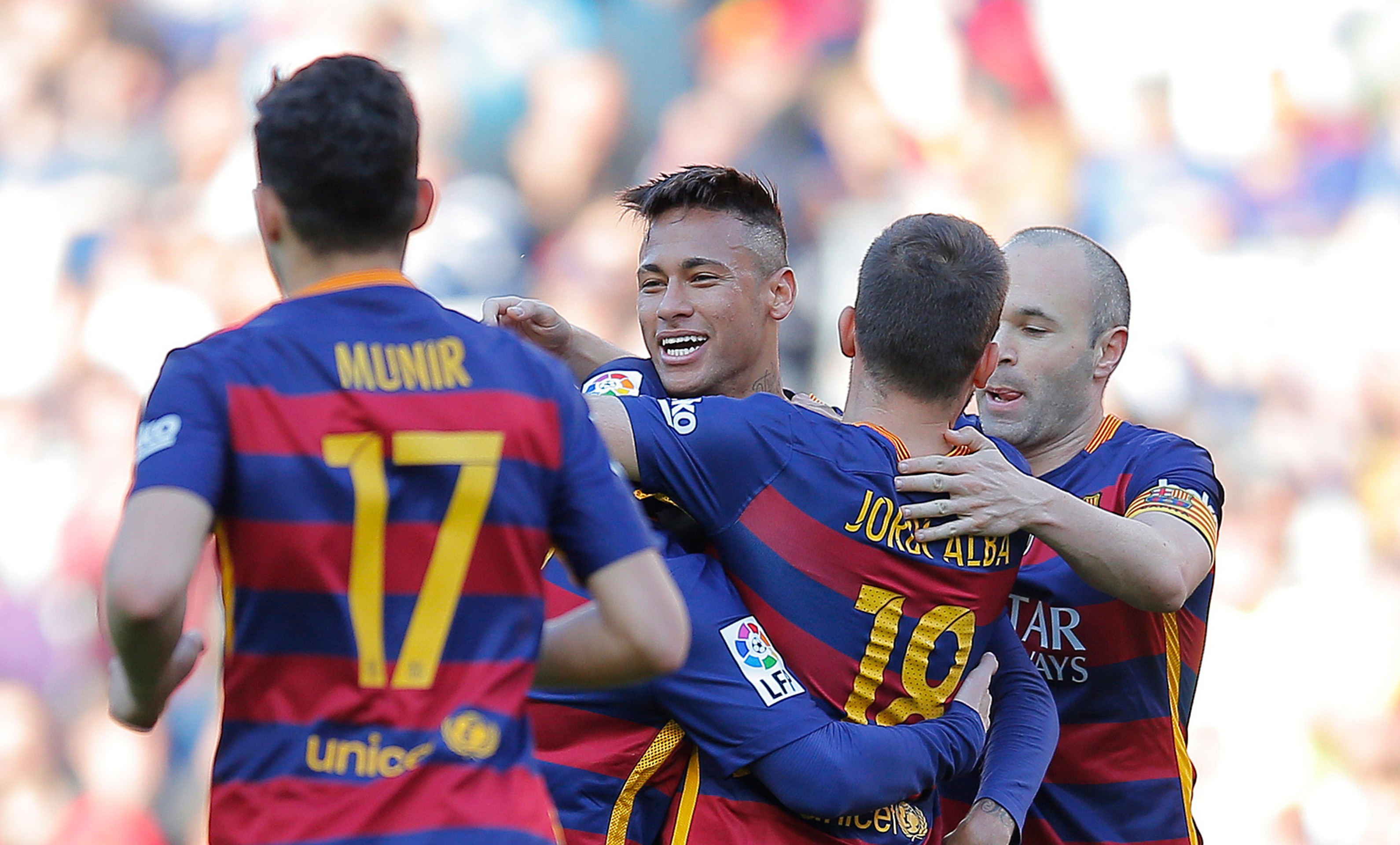 Neymar oslavuje so spoluhráčmi gól do siete Getafe na barcelonskom Nou Campe.