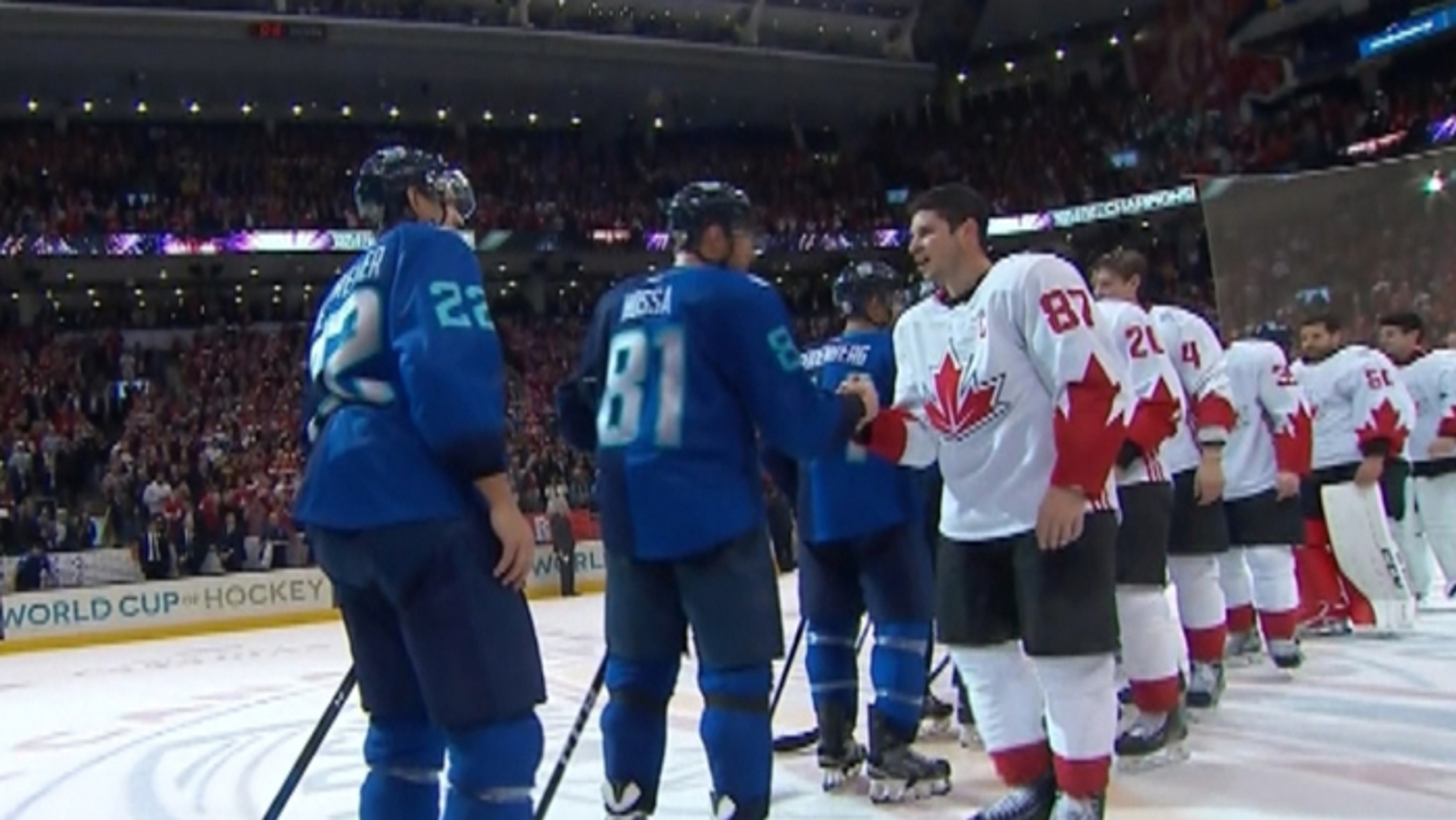 Rozlúčka po zápase Tím Európy - Kanada, Marián Hossa si podáva ruku s Sidneyom Crosbym.