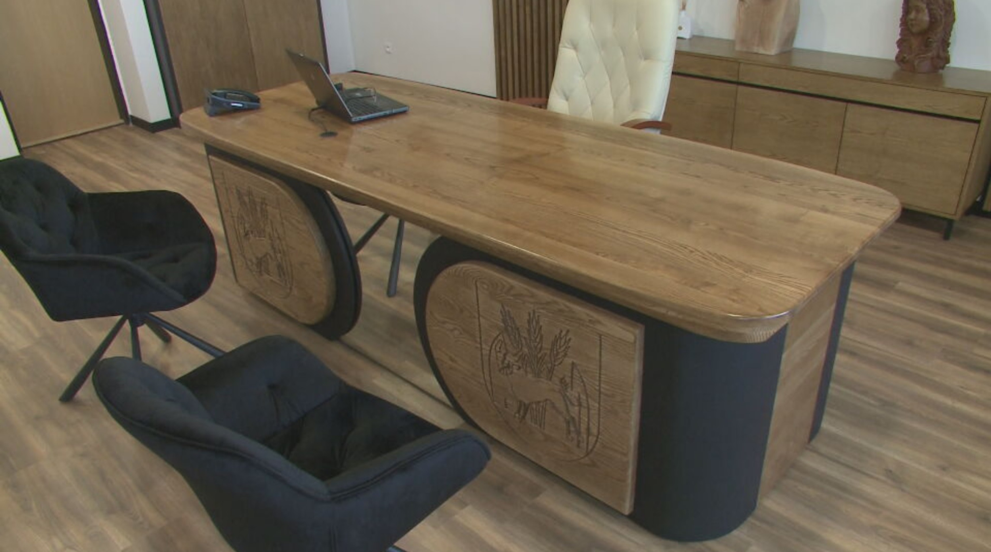 Kanceláriu starostu v Jarovniciach.