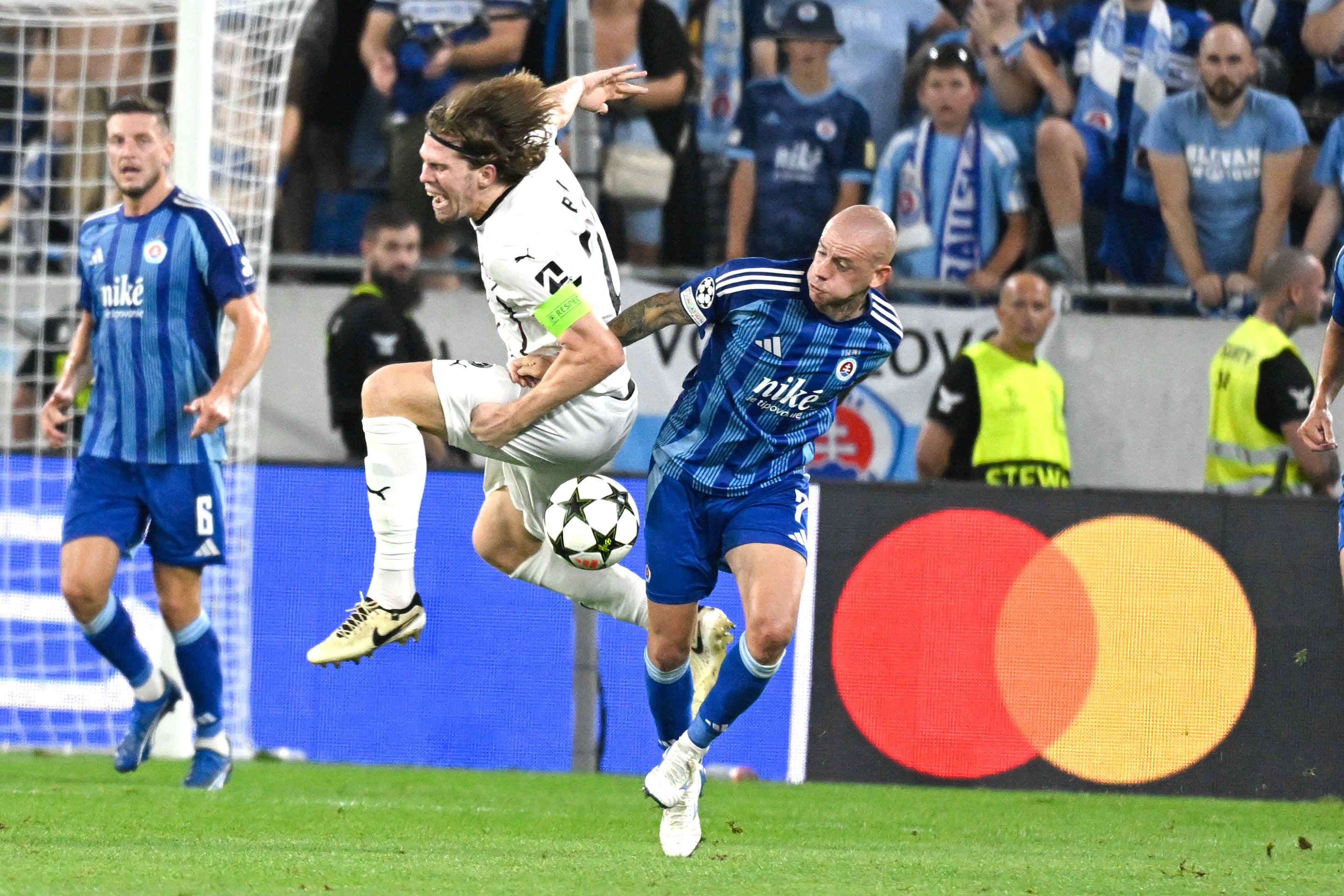 Na snímke vpravo Vladimír Weiss mladší (Slovan) a vľavo Mads Bech (Midtjylland).