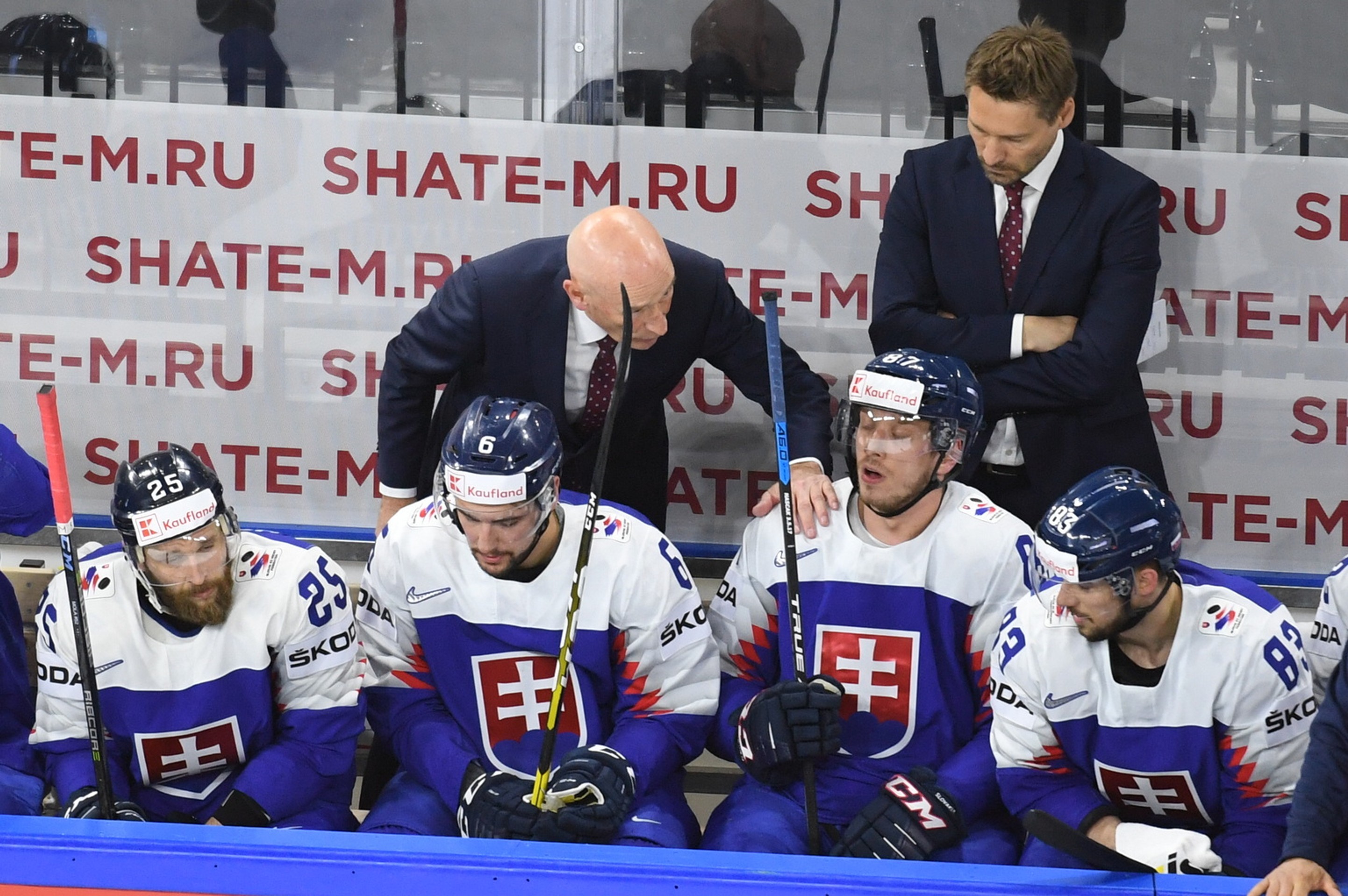 Zľava Marek Hovorka, Lukáš Cingel, Marcel Haščák a Martin Bakoš počúvajú pokyny kouča slovenskej reprezentácie Craiga Ramsayho v