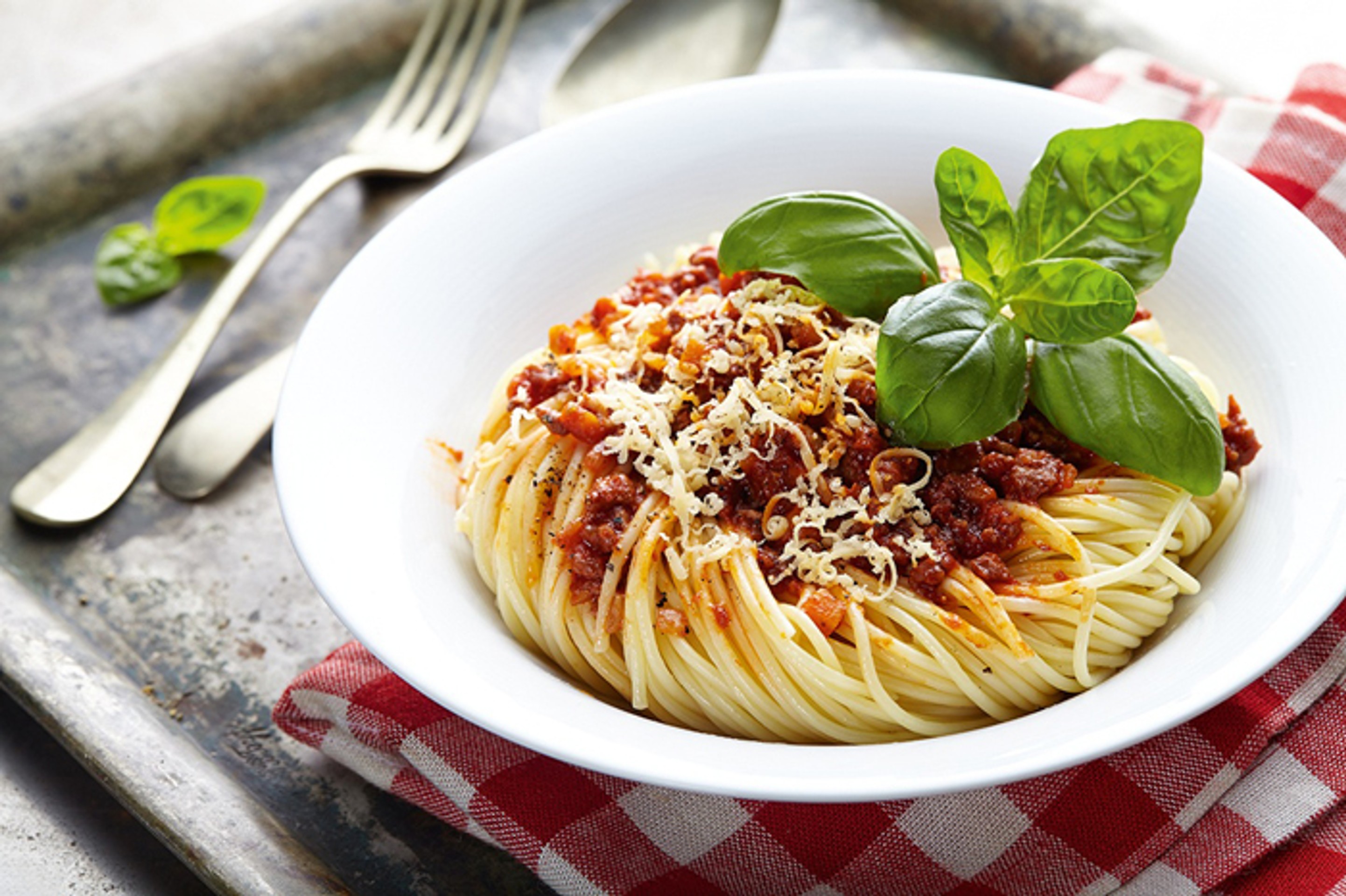 Špagety s omačkou Bolognese.