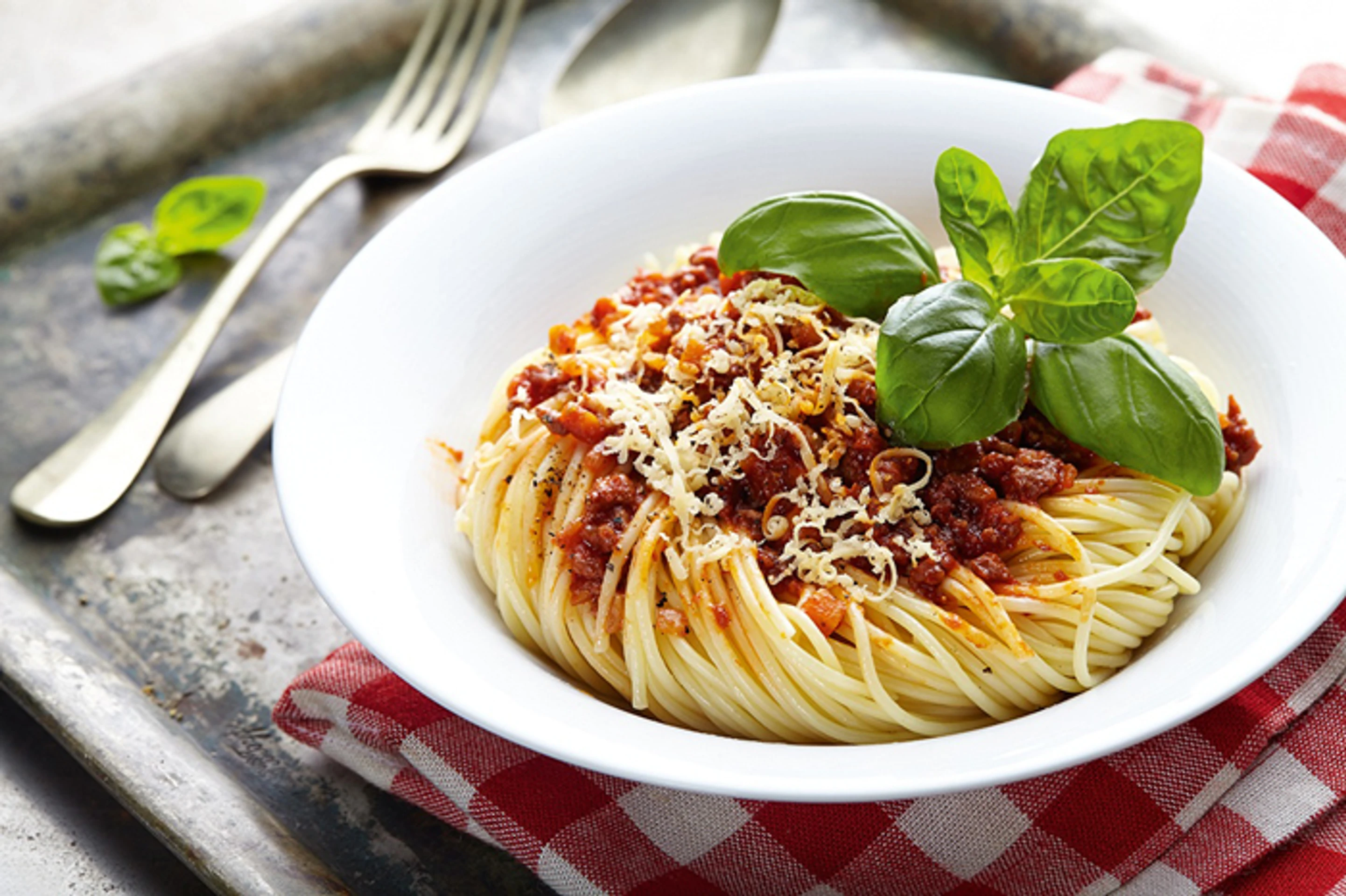 Špagety s omačkou Bolognese.