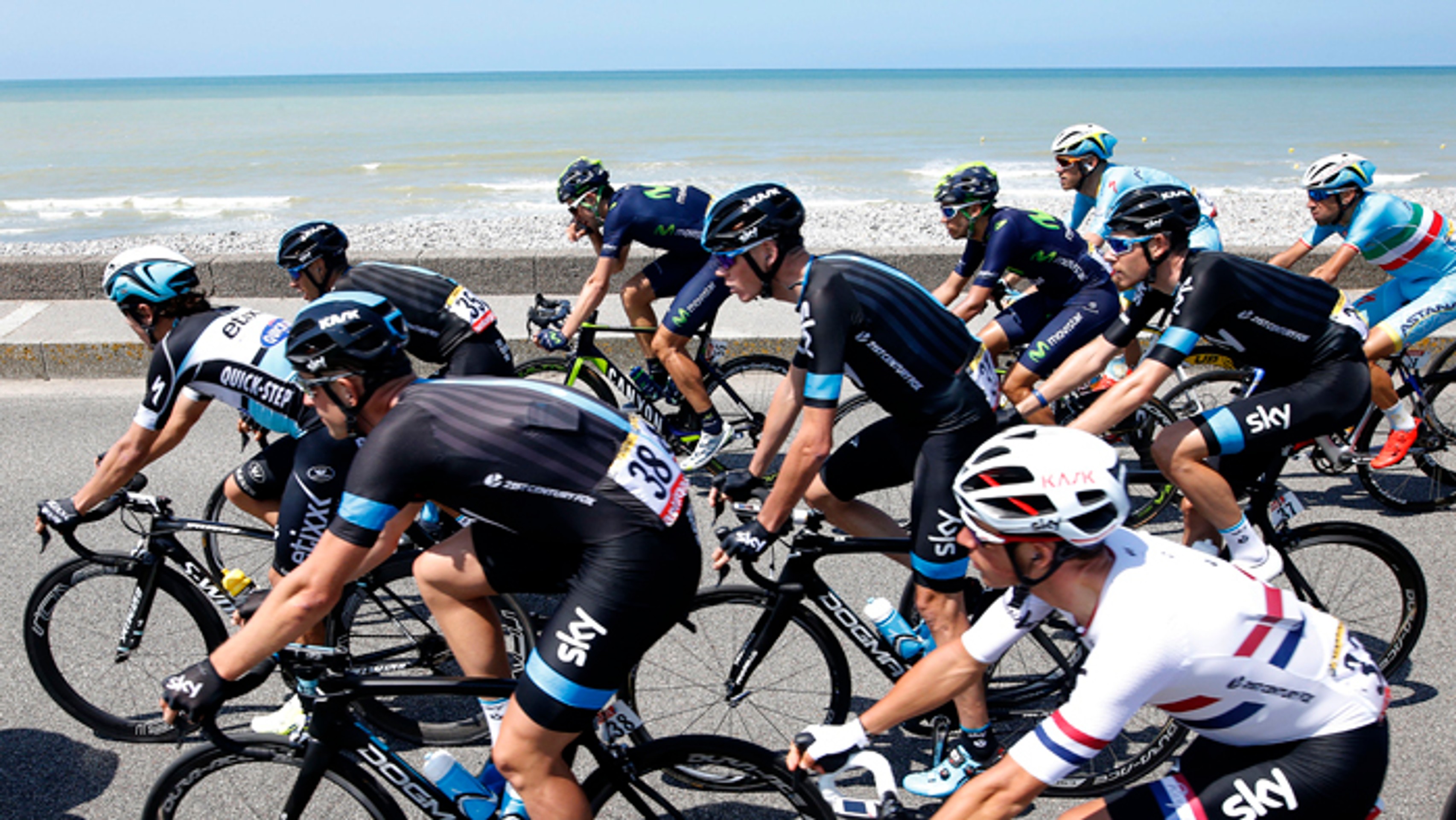 Christopher Froome (v strede) a Vincenzo Nibali (vzadu vpravo) počas 6. etapy na TdF.