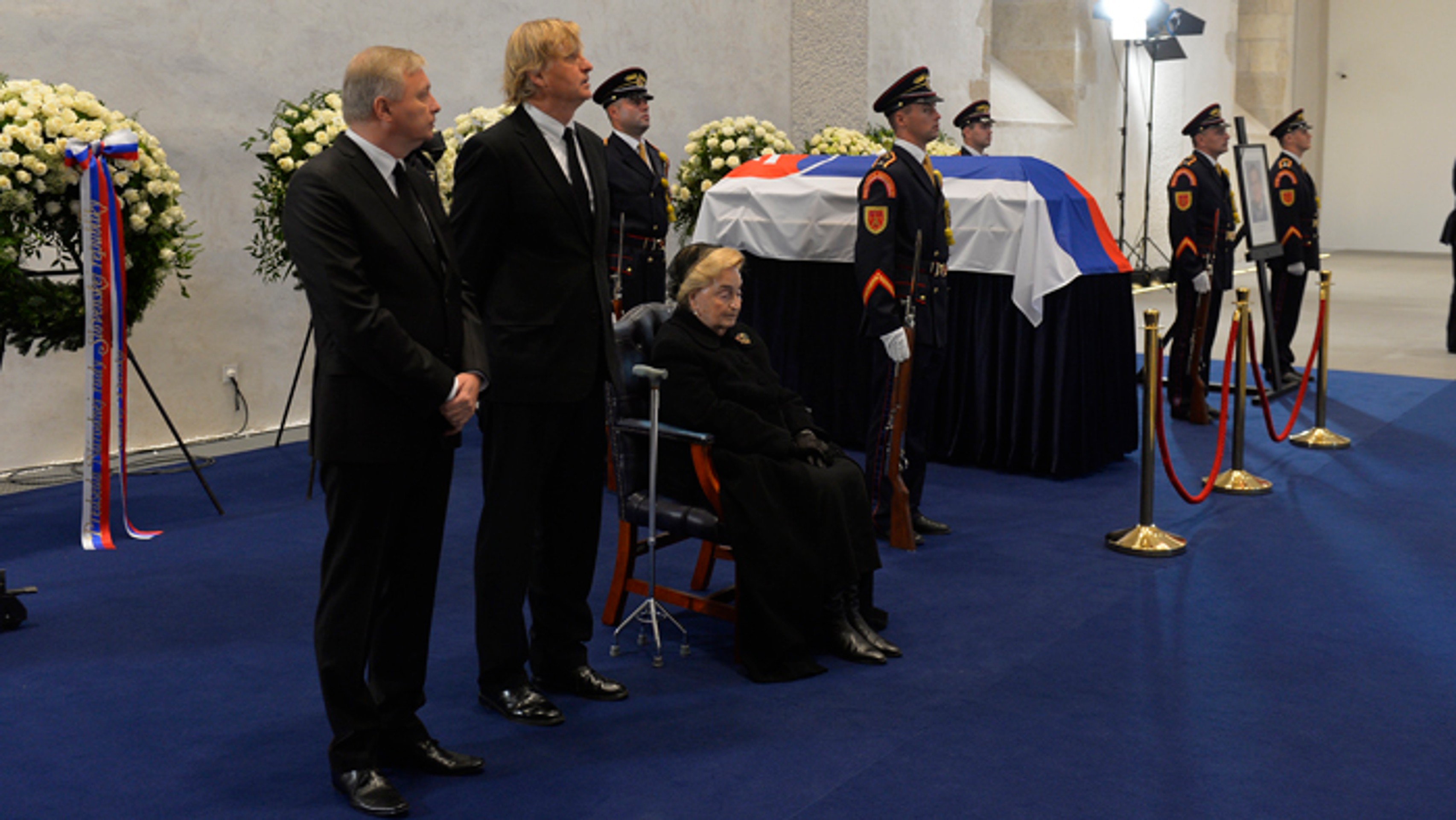 Manželka zosnulého prezidenta Emília Kováčová a synovia Michal a Juraj (druhý zľava).