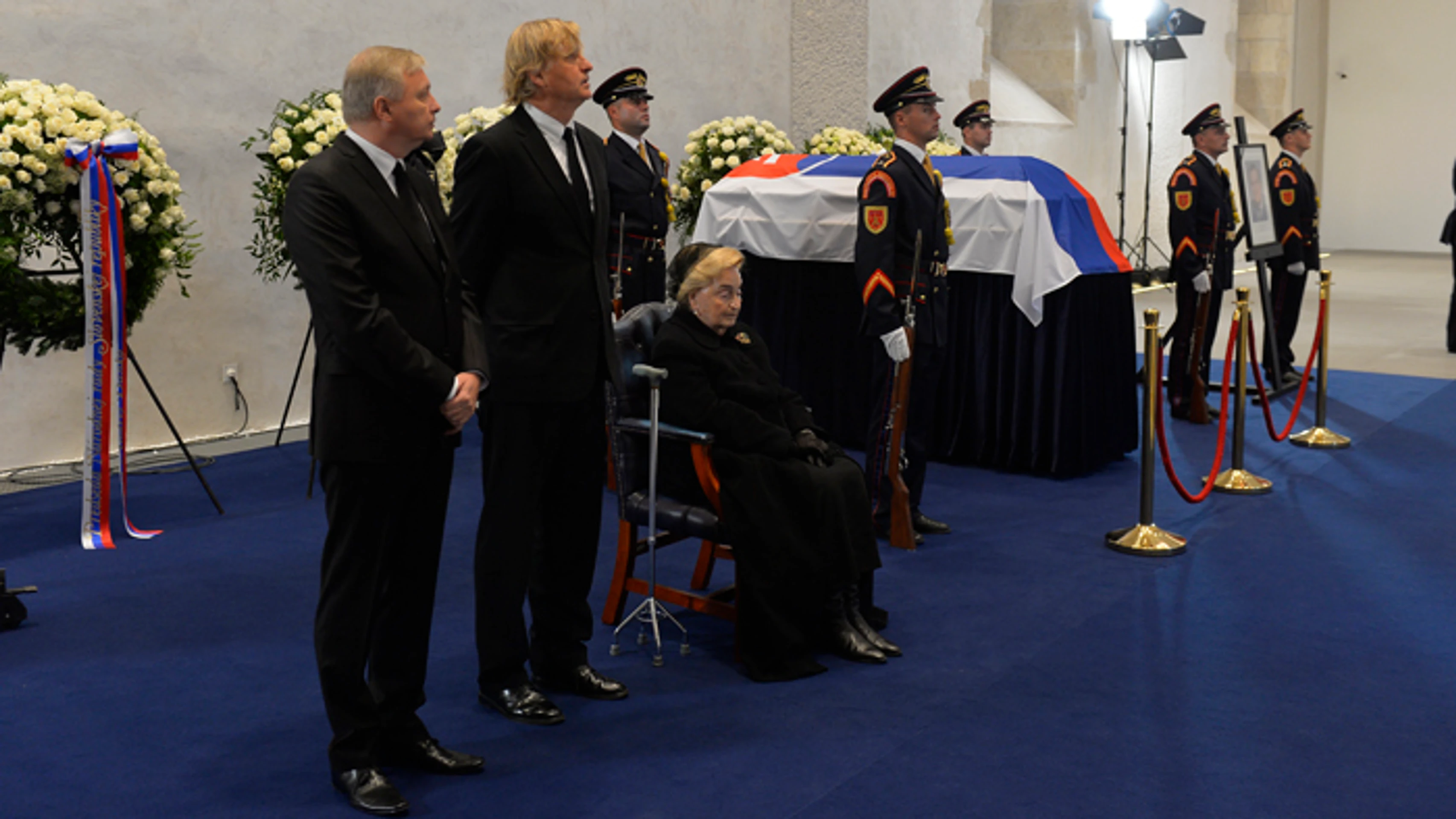 Manželka zosnulého prezidenta Emília Kováčová a synovia Michal a Juraj (druhý zľava).