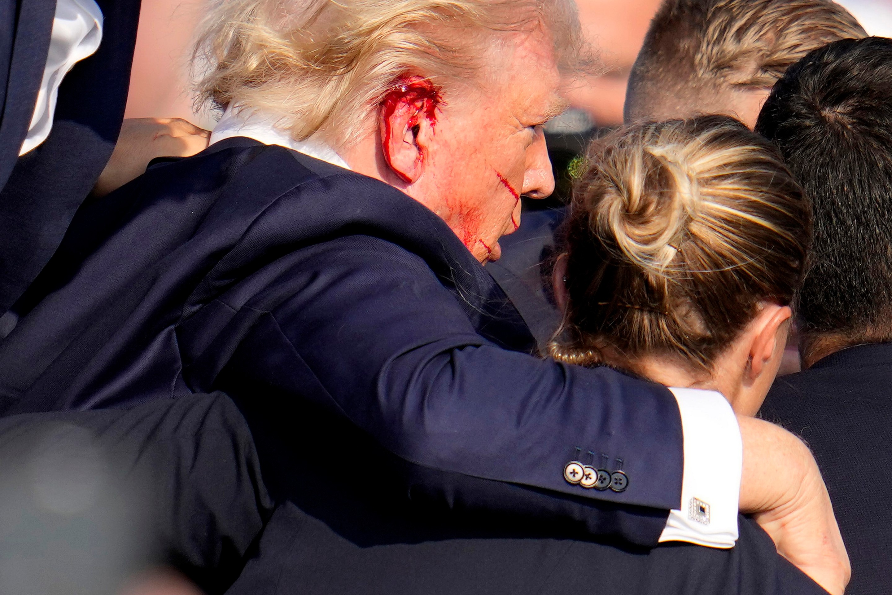 Strelec zasiahol Donalda Trumpa do ucha.