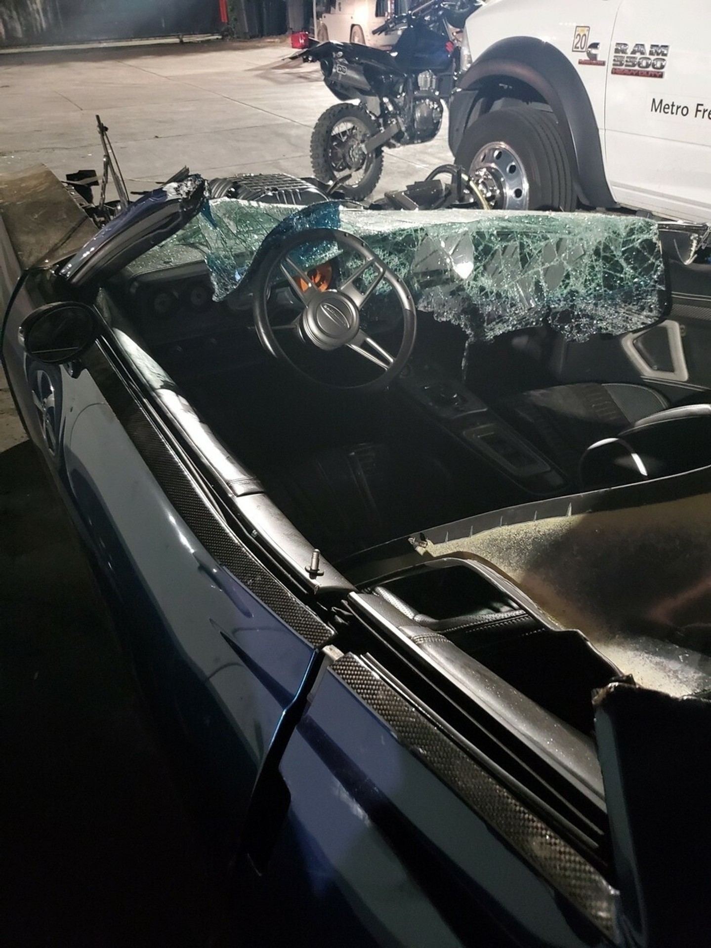 Rozmlátené auto Kevina Harta po autonehode